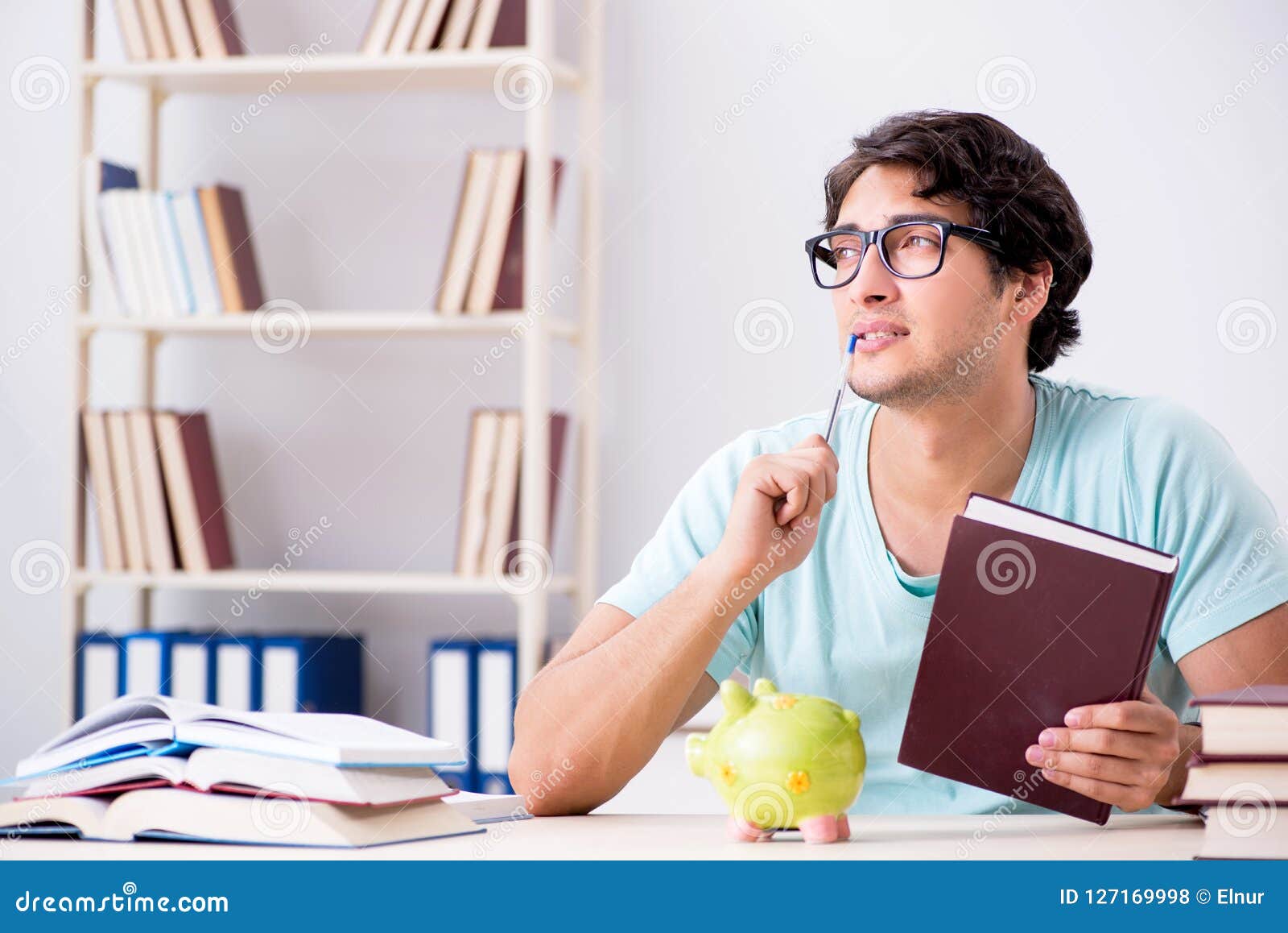 El estudiante joven en concepto costoso de la cuota