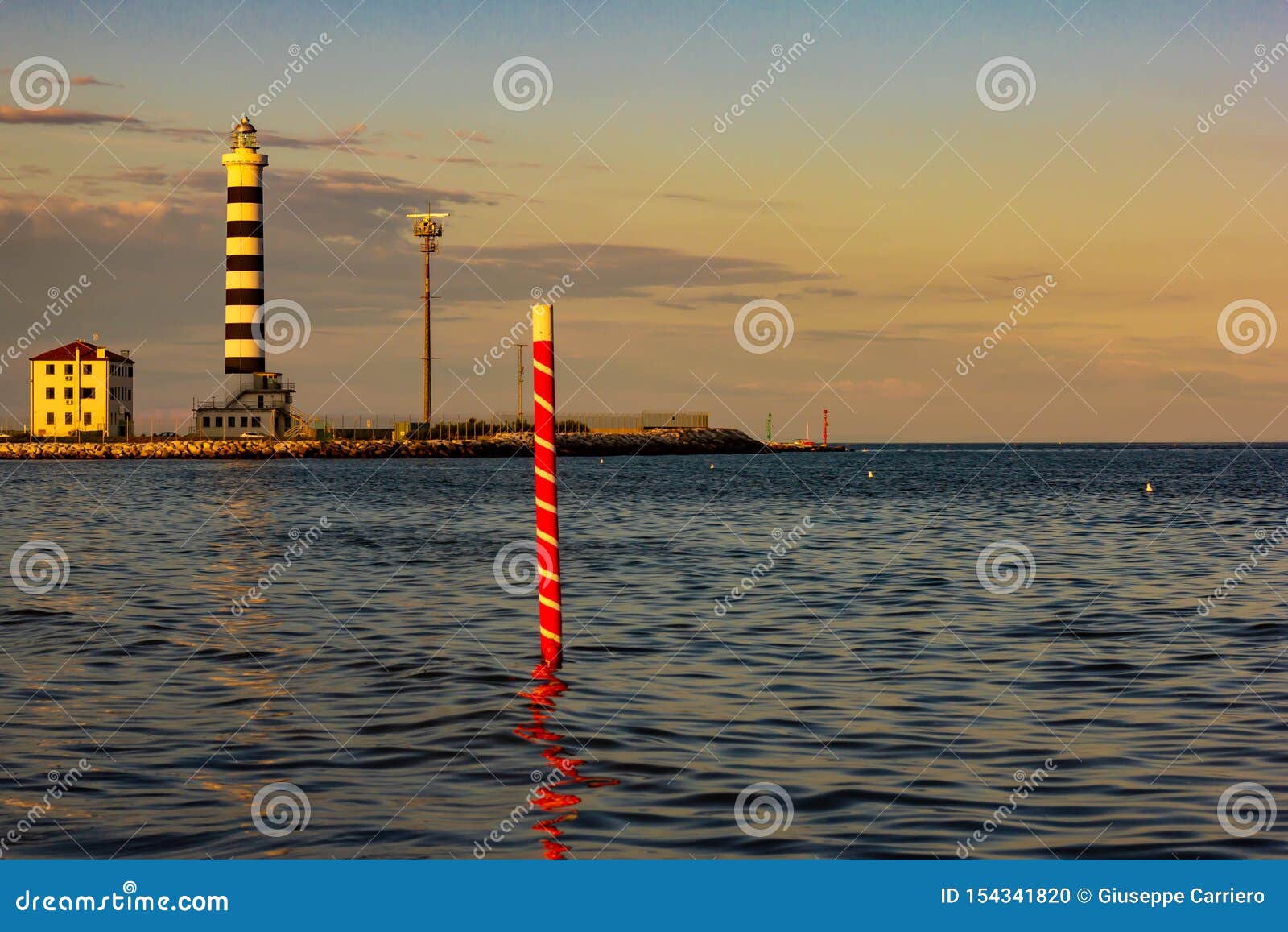 El faro de Piave Vecchia está situado en la boca del Sile, conocida como el puerto de por lo tanto en el Adriático, en los vagos. El faro de Piave Vecchia está situado en la boca del Sile, conocida como el puerto de por lo tanto en el Adriático, en el banco del río Sile a lo largo de la frontera entre las ciudades de Jesolo y Cavallino