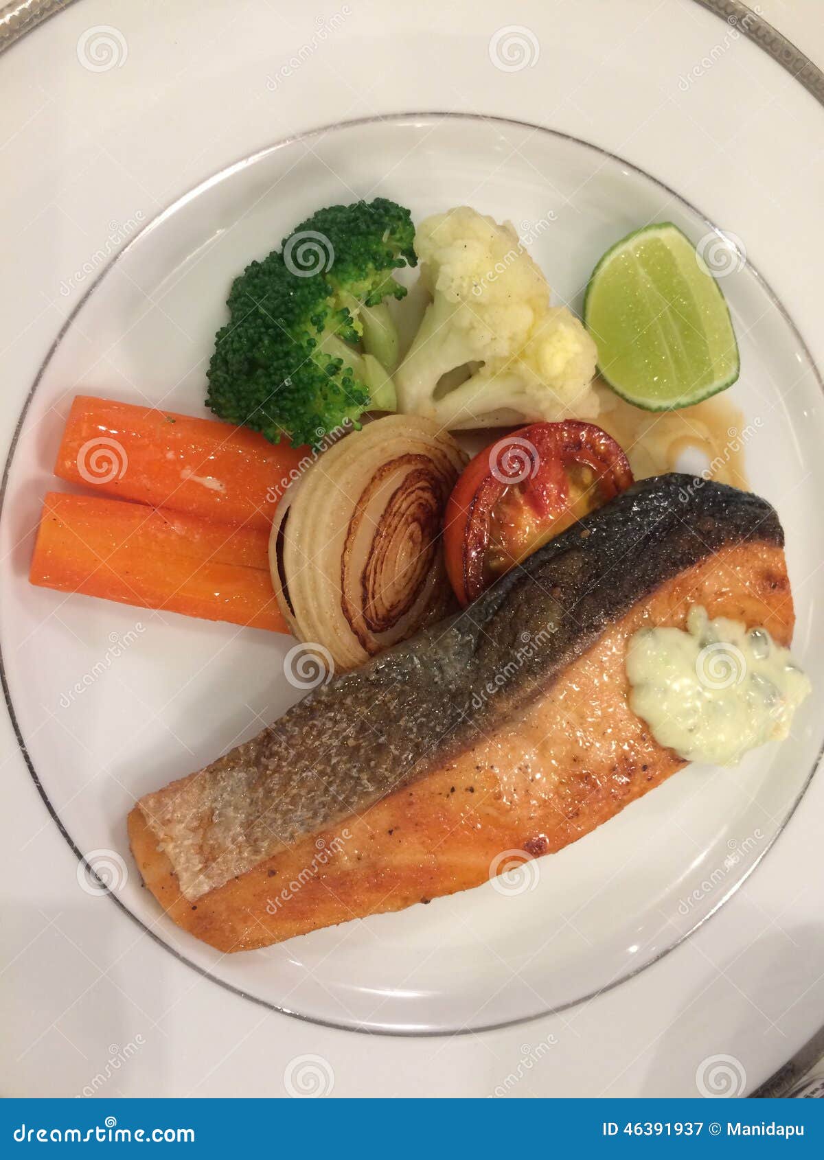 El filete de color salmón adorna con las verduras es bueno para su salud, el filete de color salmón es comida limpia