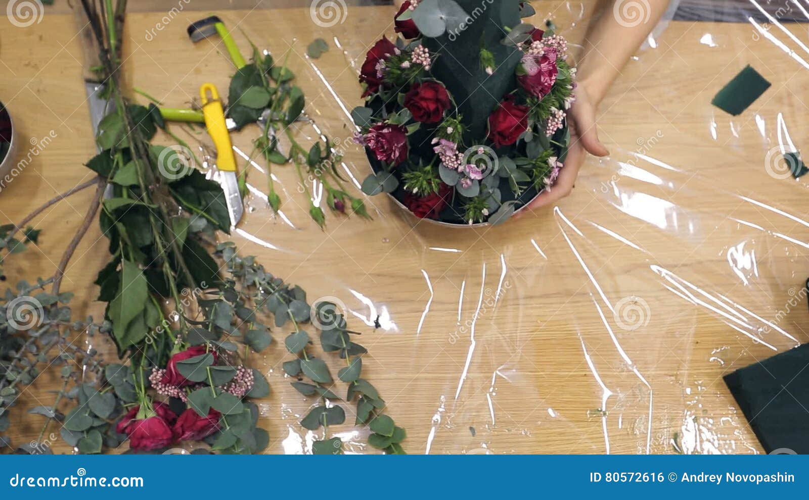 El Florista Hace Una Forma Cónica El Centro De Flores Fresca En Espuma  Floral Metrajes - Vídeo de madera, taller: 80572616