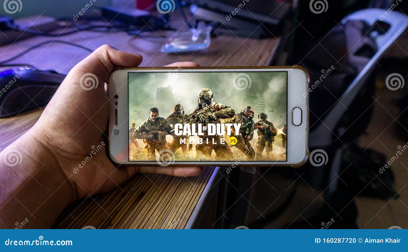 El Fondo De Pantalla Del Juego De La VersiÃ³n Call of Duty Mobile En Un  Smartphone Imagen editorial - Imagen de moderno, octubre: 160287720