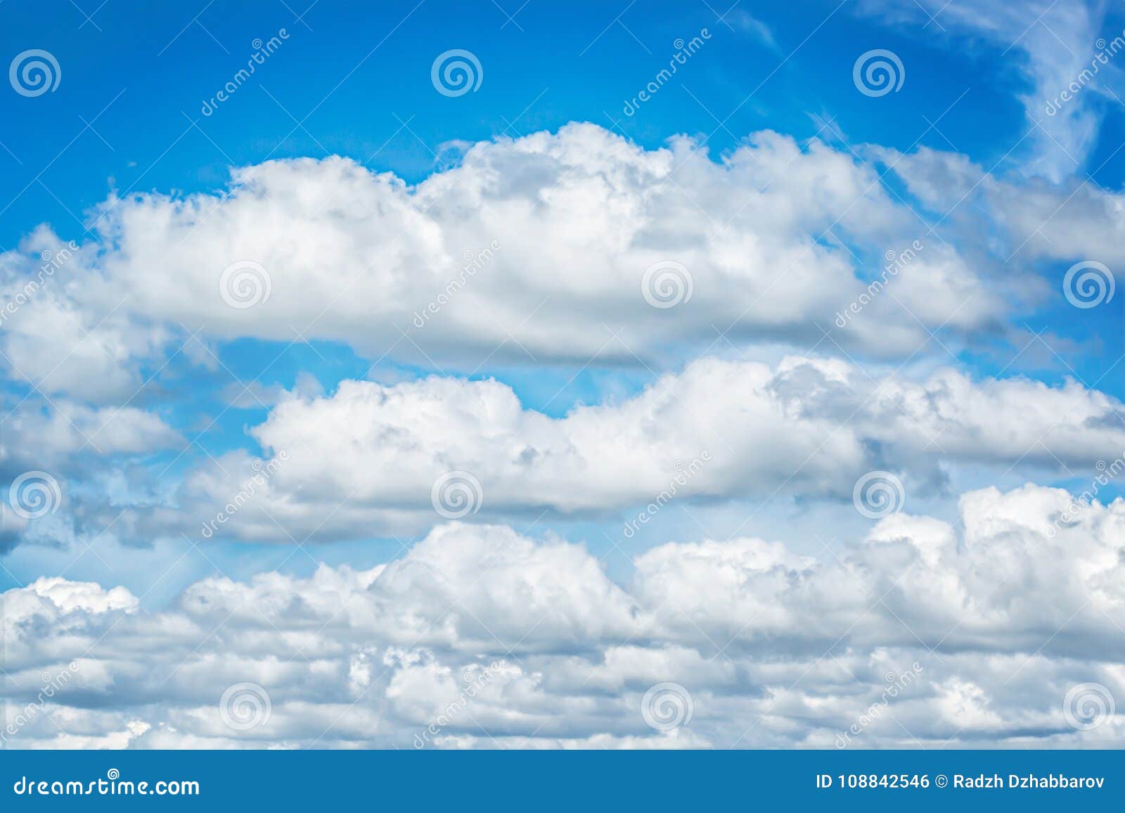 El Fondo Hermoso De Las Nubes Del Cielo Azul Y Del Blanco Wallpaper