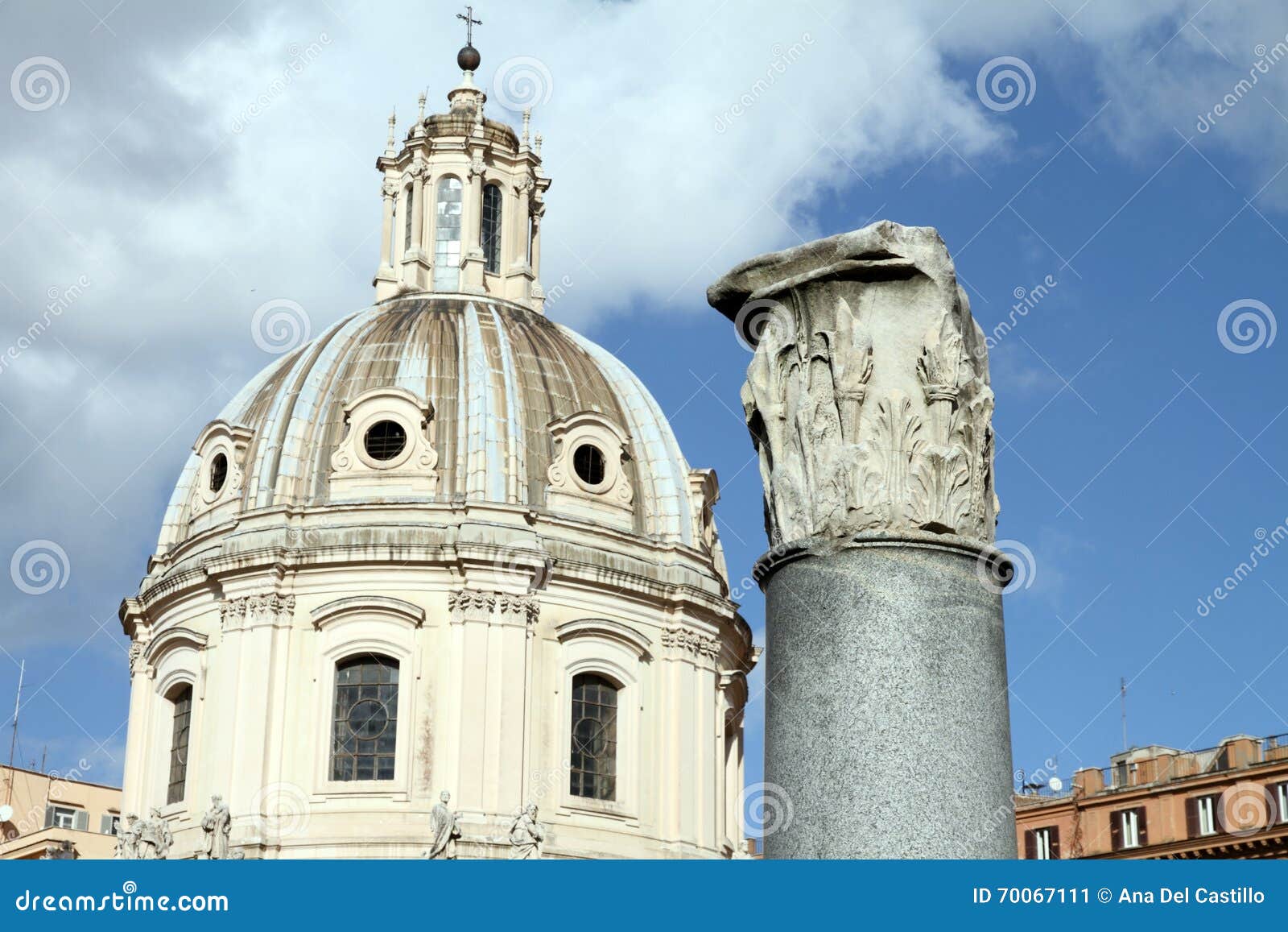 El foro de Trajan antiguo en Roma Italia