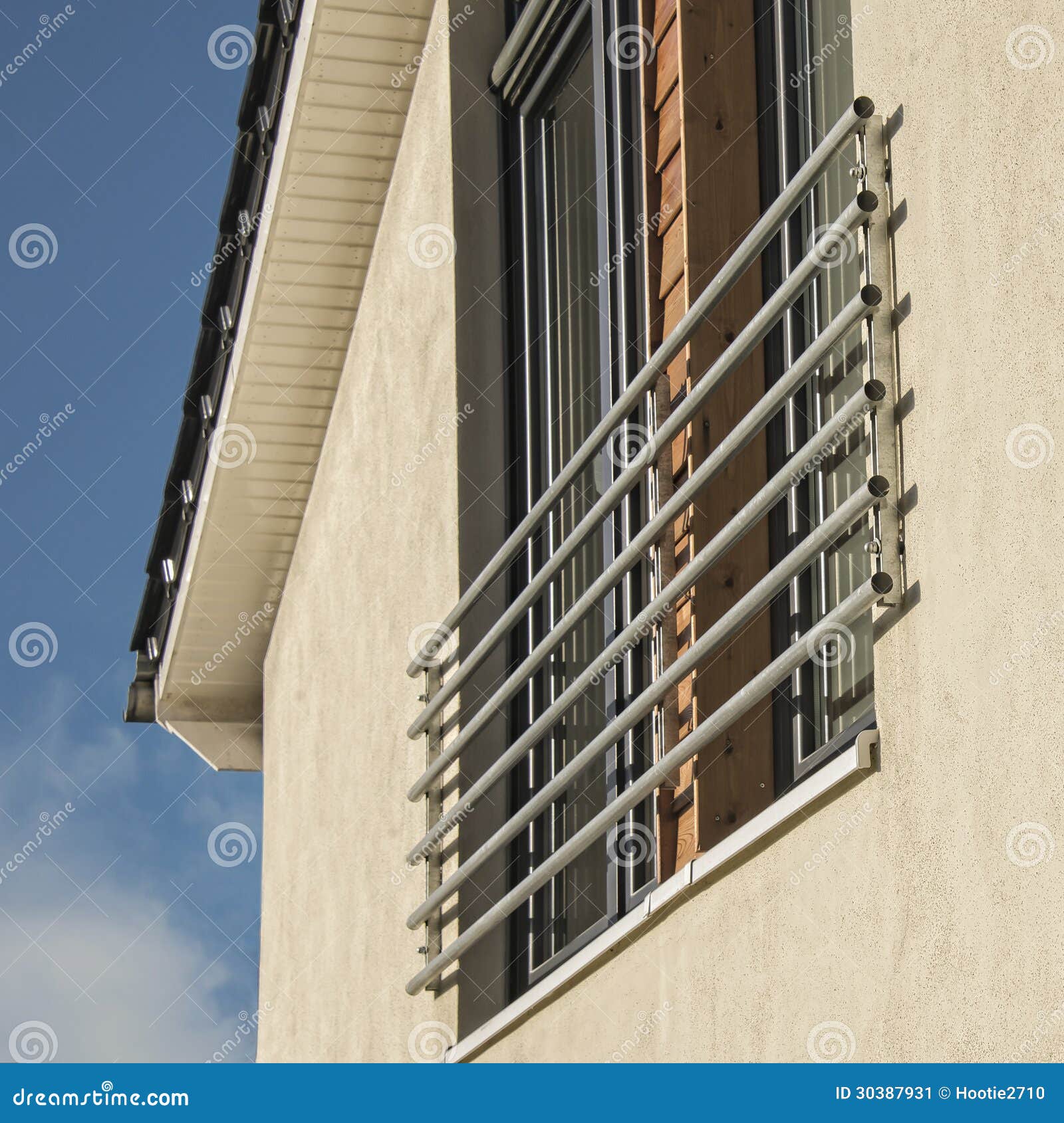 El Frente Moderno De La Casa Con Las Ventanas Y El Balcón Ajustan Imagen de  archivo - Imagen de frontalidad, acero: 30387931