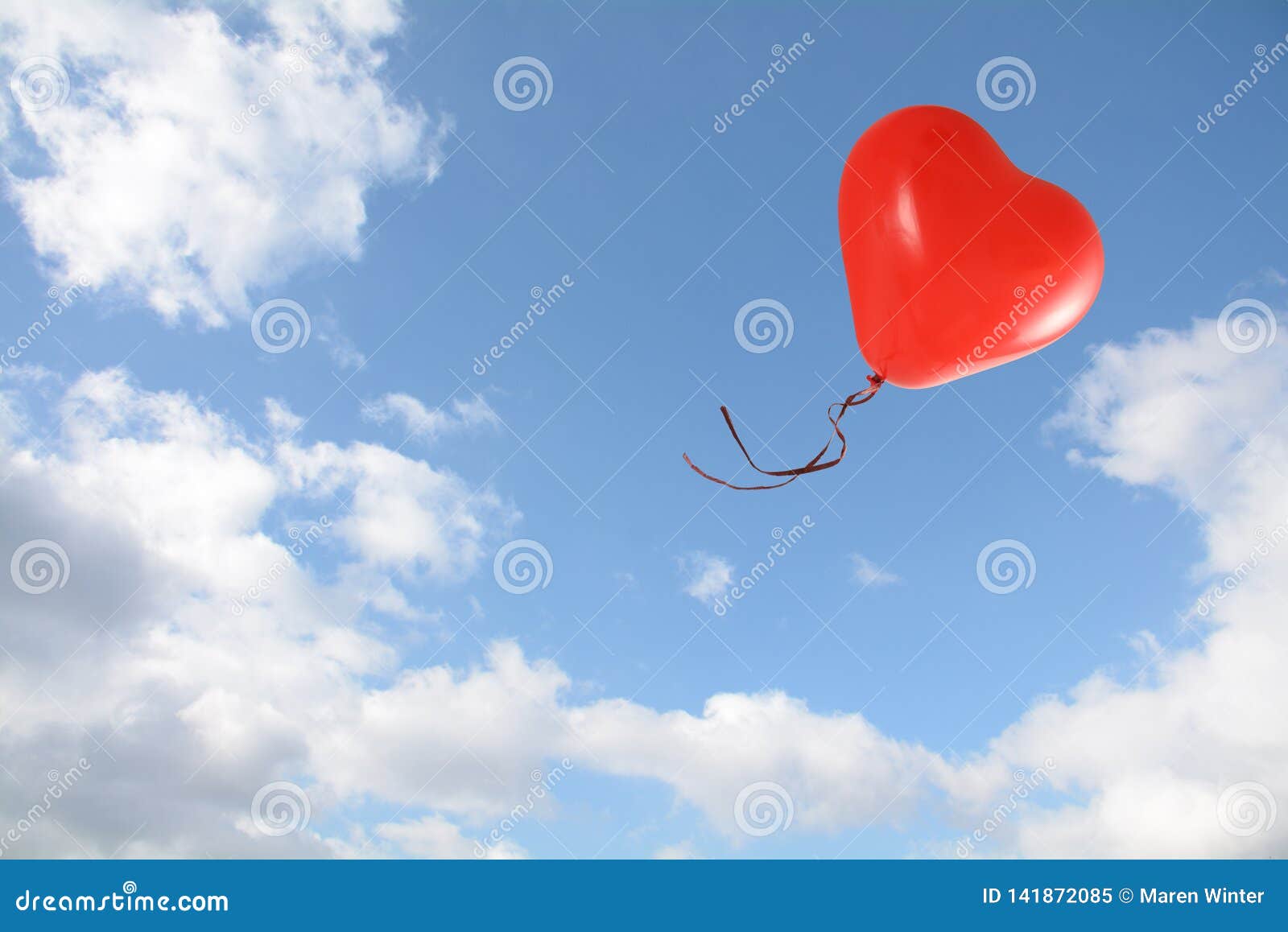 El Globo En Forma De Corazón Rojo Vuela En El Cielo Azul Con Las Nubes,  Concepto Del Amor, Espacio De La Copia Imagen de archivo - Imagen de azul,  nadie: 141872085