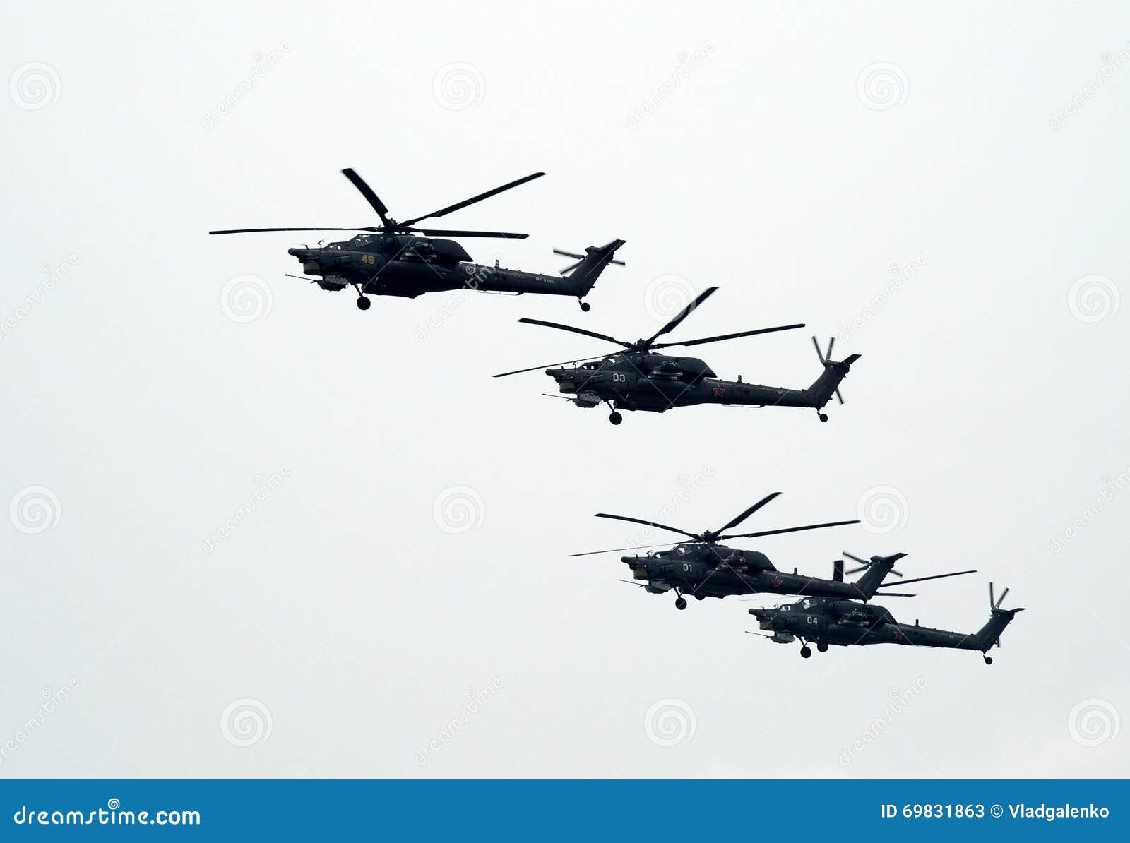 El grupo de la milipulgada Mi-28 es un para todo clima ruso, día-noche, tándem militar, helicópteros de ataque de la anti-armadur. ZHUKOVSKY, RUSIA - 30 DE AGOSTO DE 2013: El grupo de la milipulgada Mi-28 (estrago) es un para todo clima ruso, día-noche, tándem militar, helicópteros de ataque de la anti-armadura de dos-Seat en el aire