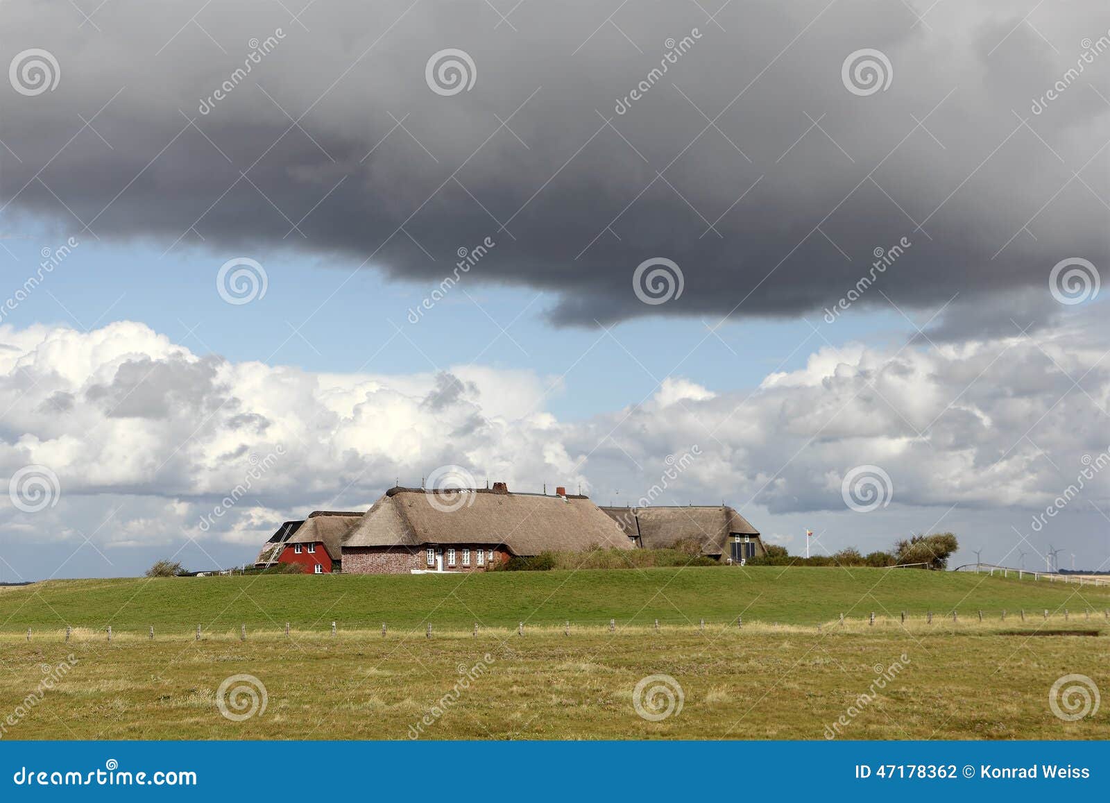 El Hallig Groede en el mar de Wadden del norte del Frisian. El Hallig Groede es una pequeña isla sin los diques protectores en el mar de Wadden en Alemania septentrional Hallig Groede es uno de los municipios más pequeños de Alemania Las pocas casas se colocan levemente más altas en el Kirchwarft y el Knudtswarft