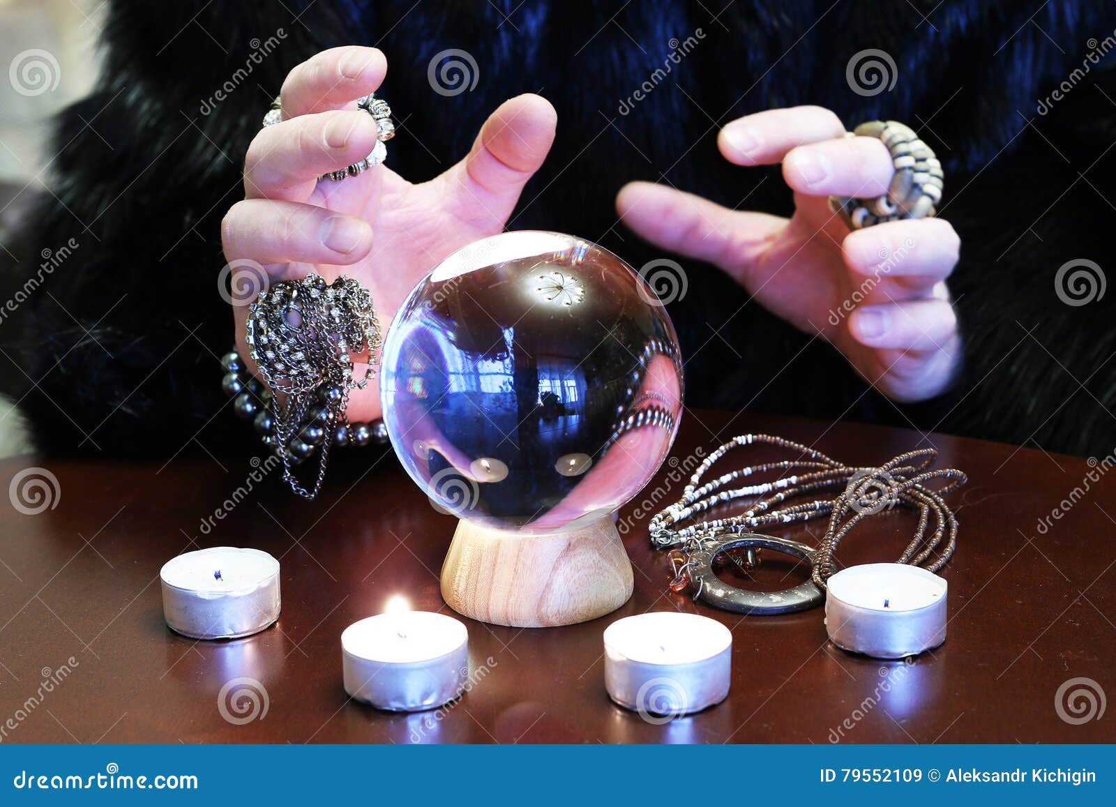 El Hechicero Entrega Una Adivinación Transparente De La Bola De Cristal  Para El Futuro Imagen de archivo - Imagen de vida, halloween: 79552109