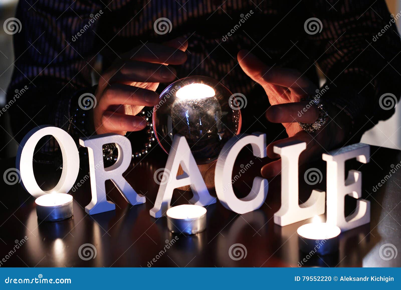El Hechicero Entrega Una Adivinación Transparente De La Bola De Cristal  Para El Futuro Foto de archivo - Imagen de encanto, fortuito: 79338276