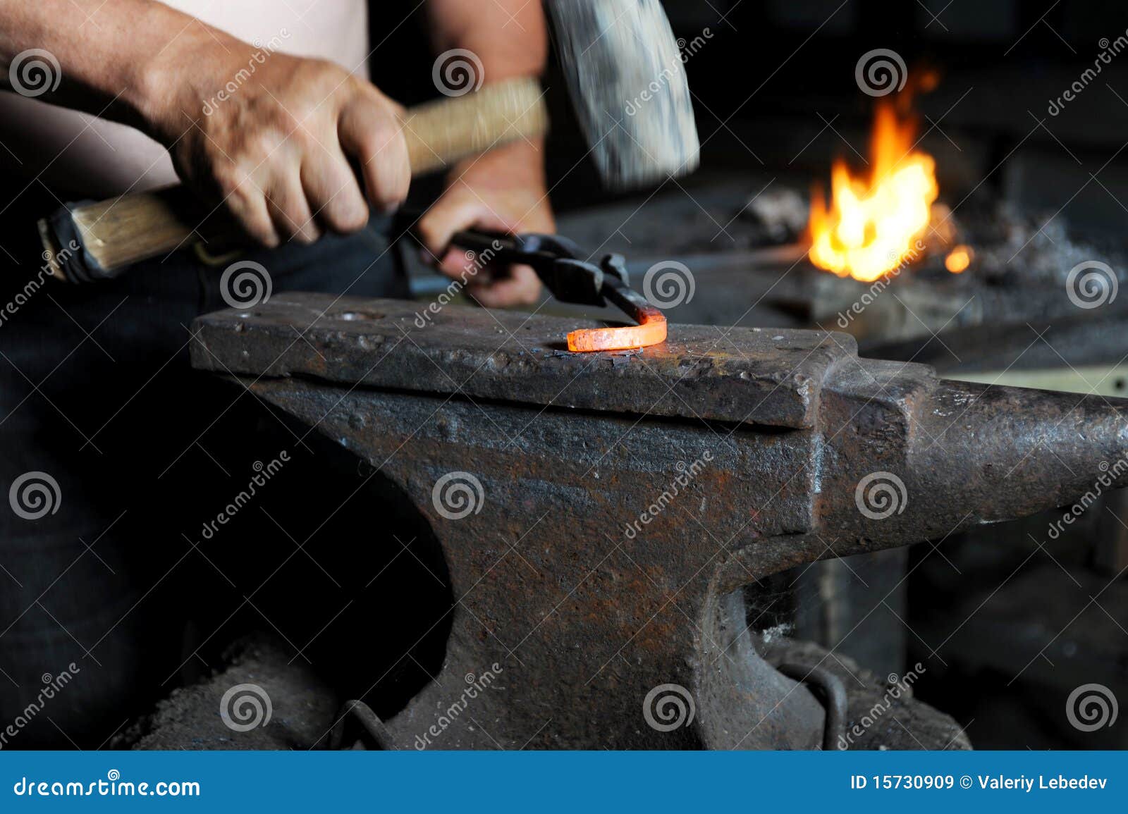 El herrero forja el hierro imagen de archivo. Imagen de movimiento -  15730909