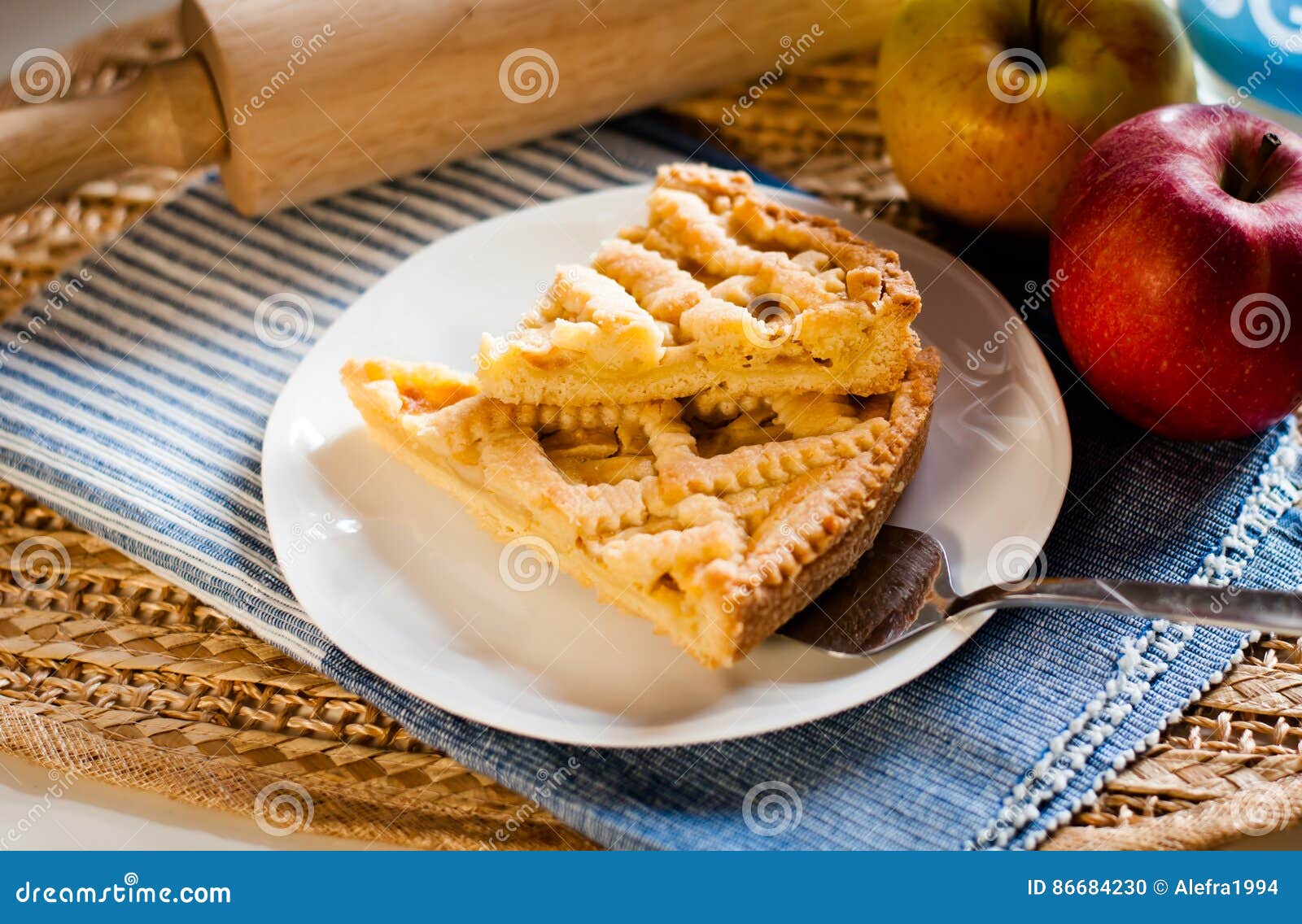 El hogar hizo la tarta de la manzana. Diríjase la tarta hecha de la manzana en una placa blanca