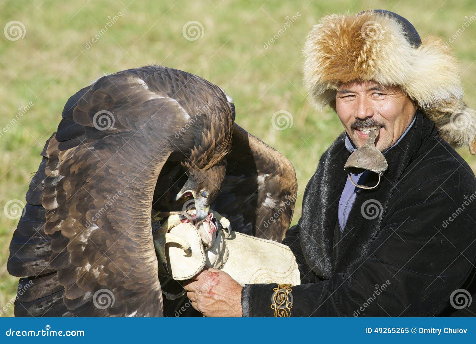 El Hombre Alimenta El águila De Oro (chrysaetos De Aquila) Circa Almaty,  Kazajistán Imagen editorial - Imagen de mongolia, dorado: 49265265