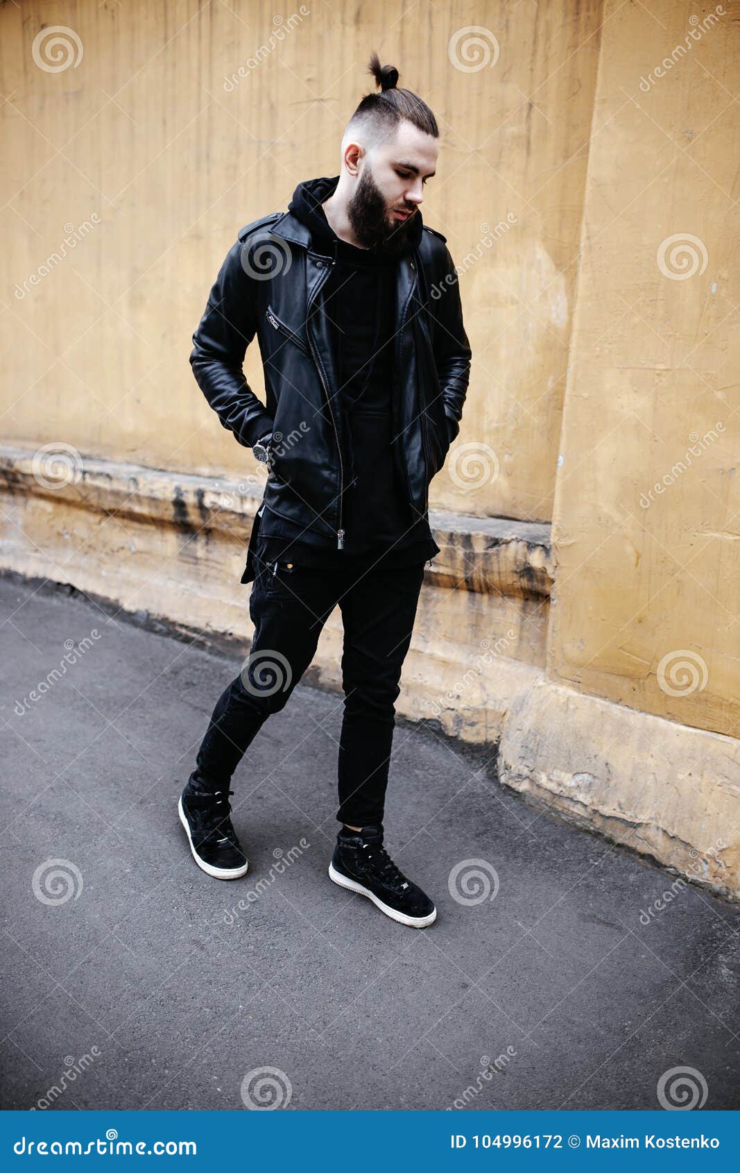 https://thumbs.dreamstime.com/z/el-hombre-barbudo-joven-moderno-en-ropa-negra-del-estilo-est%C3%A1-caminando-la-calle-104996172.jpg
