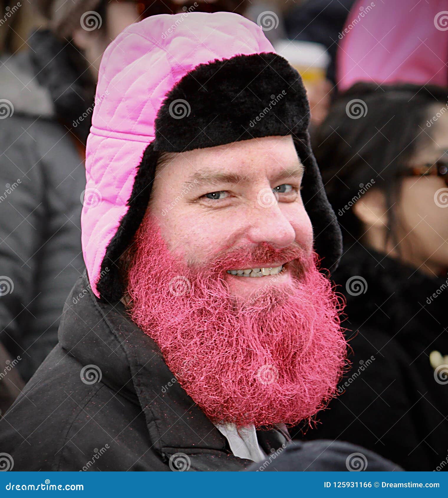 El hombre barbudo rosado apoya la reunión del ` s de las mujeres. INDIANAPOLIS, â€ de IN/USA “22 de enero de 2018: Este hombre apoyó audazmente el Womenâ€™s