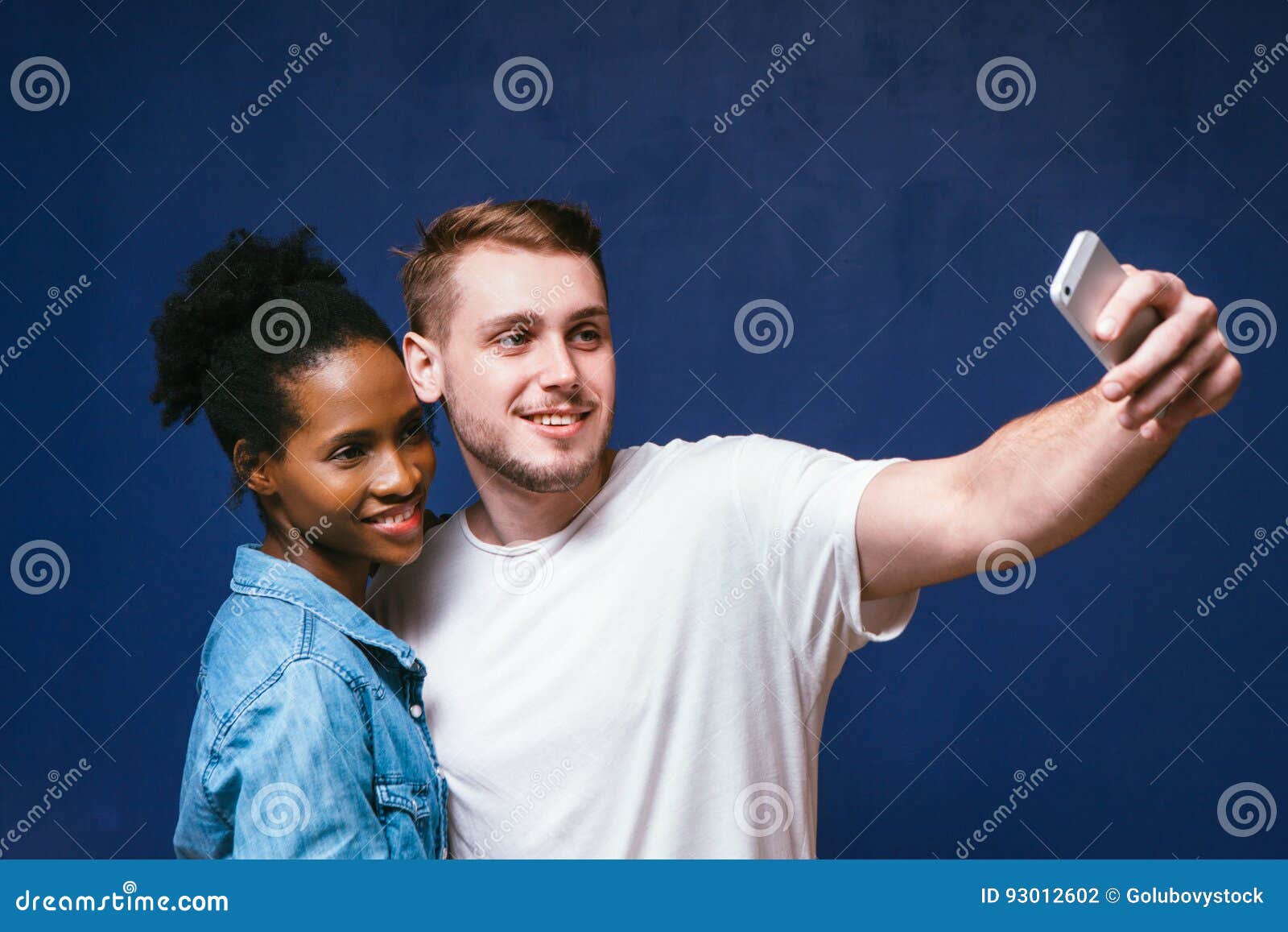 Interracial que data hombre blanco negro mujer