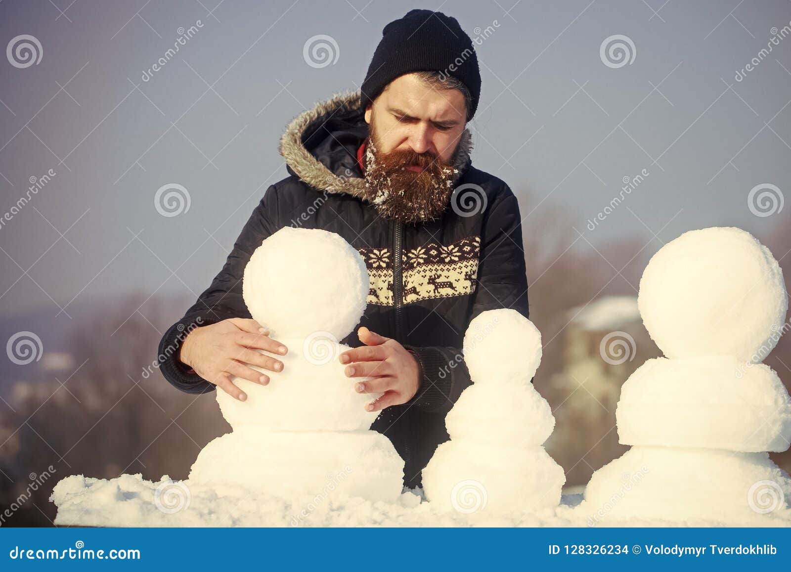 El Hombre De La En Sombrero Con La Barba Larga Hace El Muñeco De Nieve Foto de archivo - de emociones, blanco: 128326234