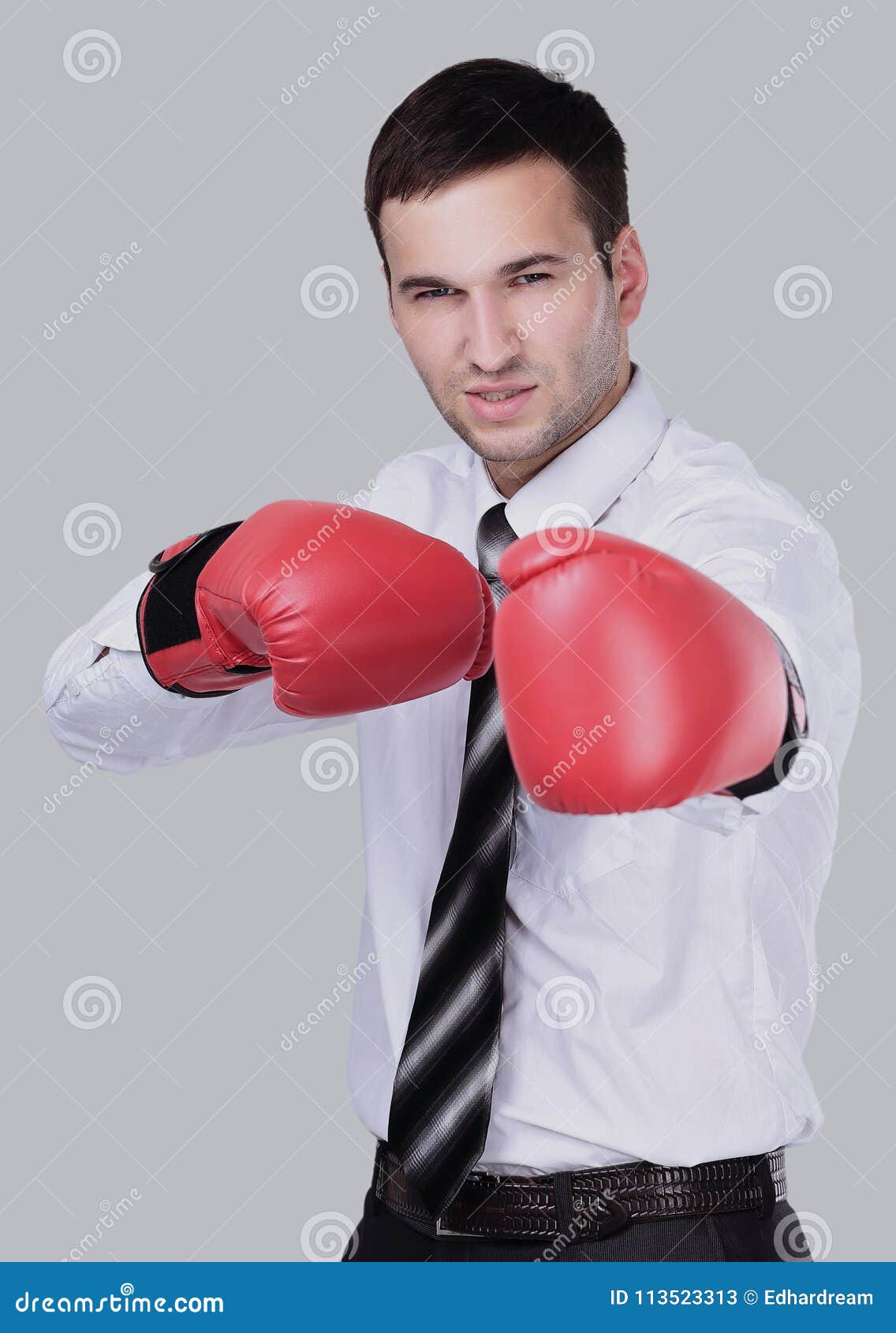 El Hombre De Negocios Con Los Guantes De Boxeo Está Listo Para La Batalla  Corporativa Imagen de archivo - Imagen de persona, mano: 113523313