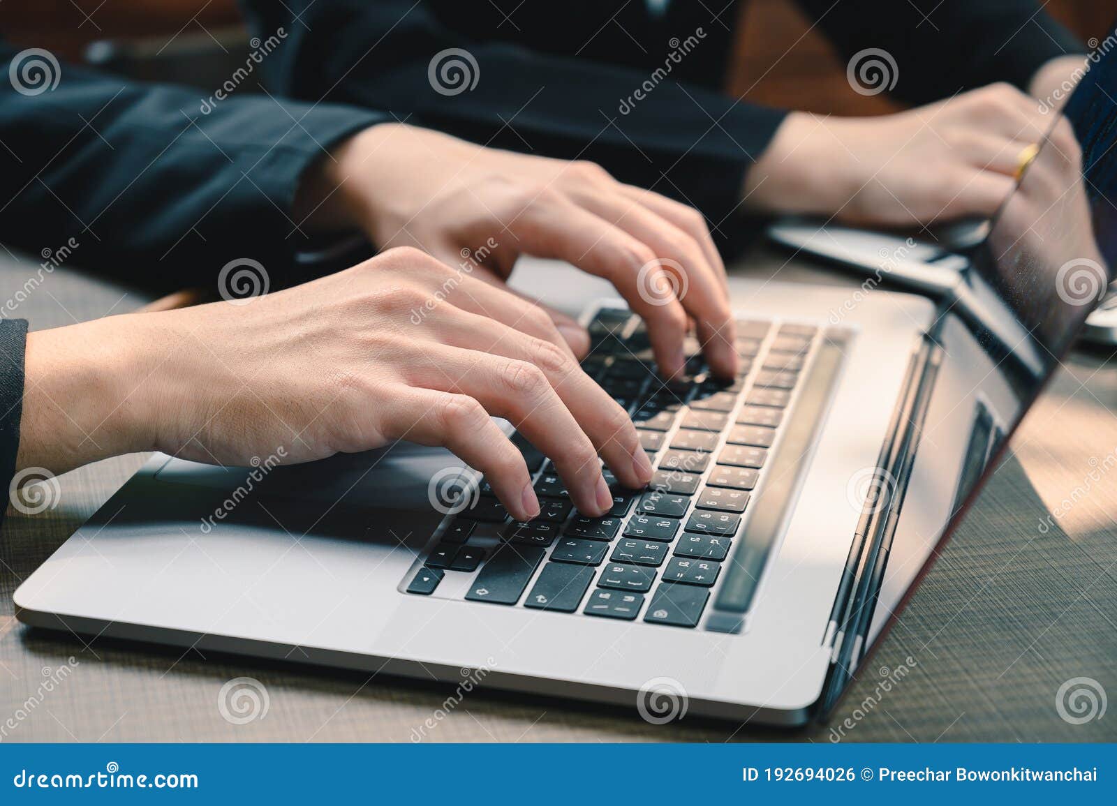 El Hombre De Negocios Escribiendo Un Teclado Para Laptops En La Oficina. El  Concepto De Tecnología Informática Para El Desarrollo Foto de archivo -  Imagen de software, acertado: 192694040
