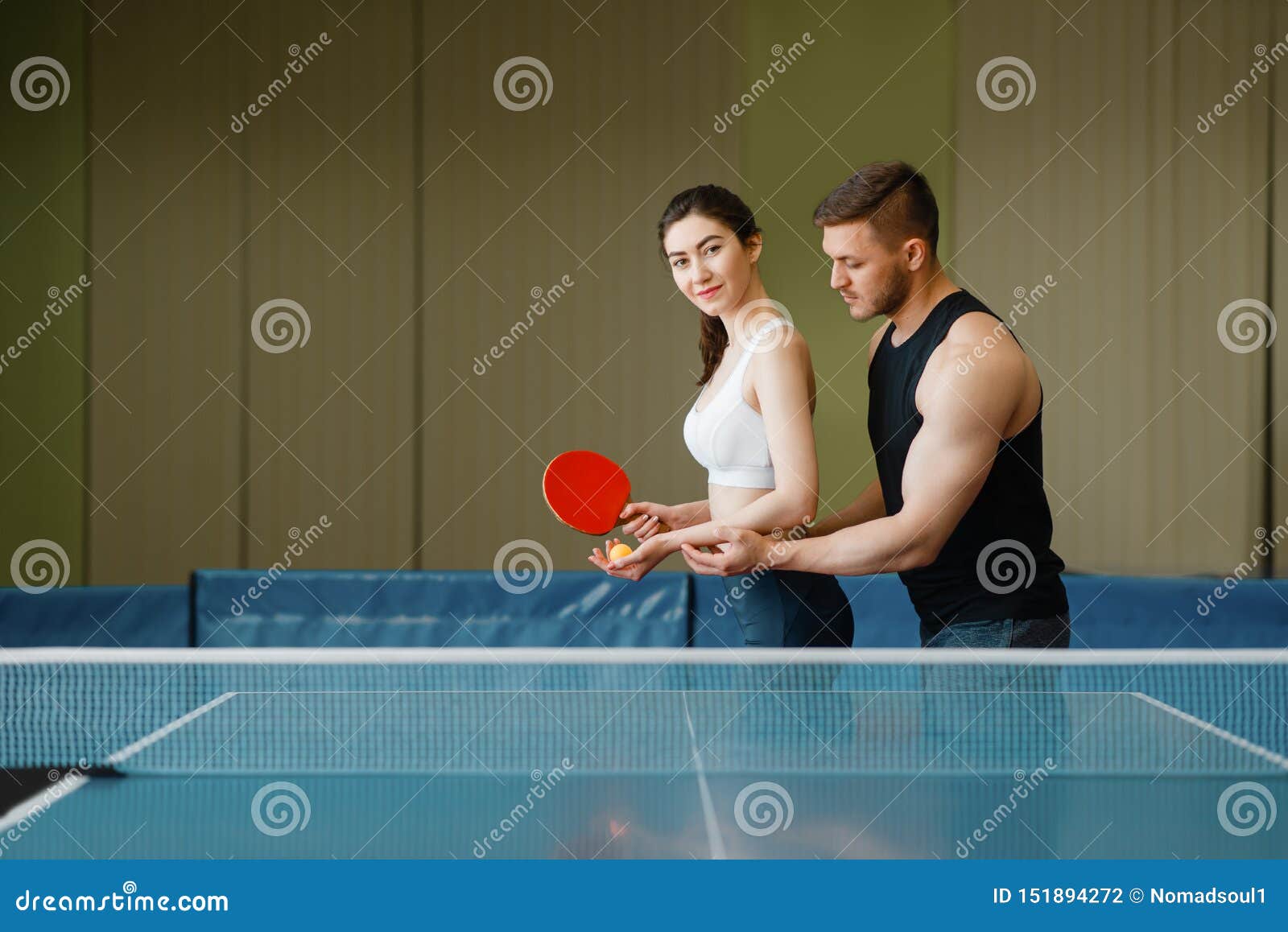 El Hombre Enseña a Una Mujer a Jugar a Ping-pong Foto de archivo - Imagen  de perfecto, apestar: 151894272