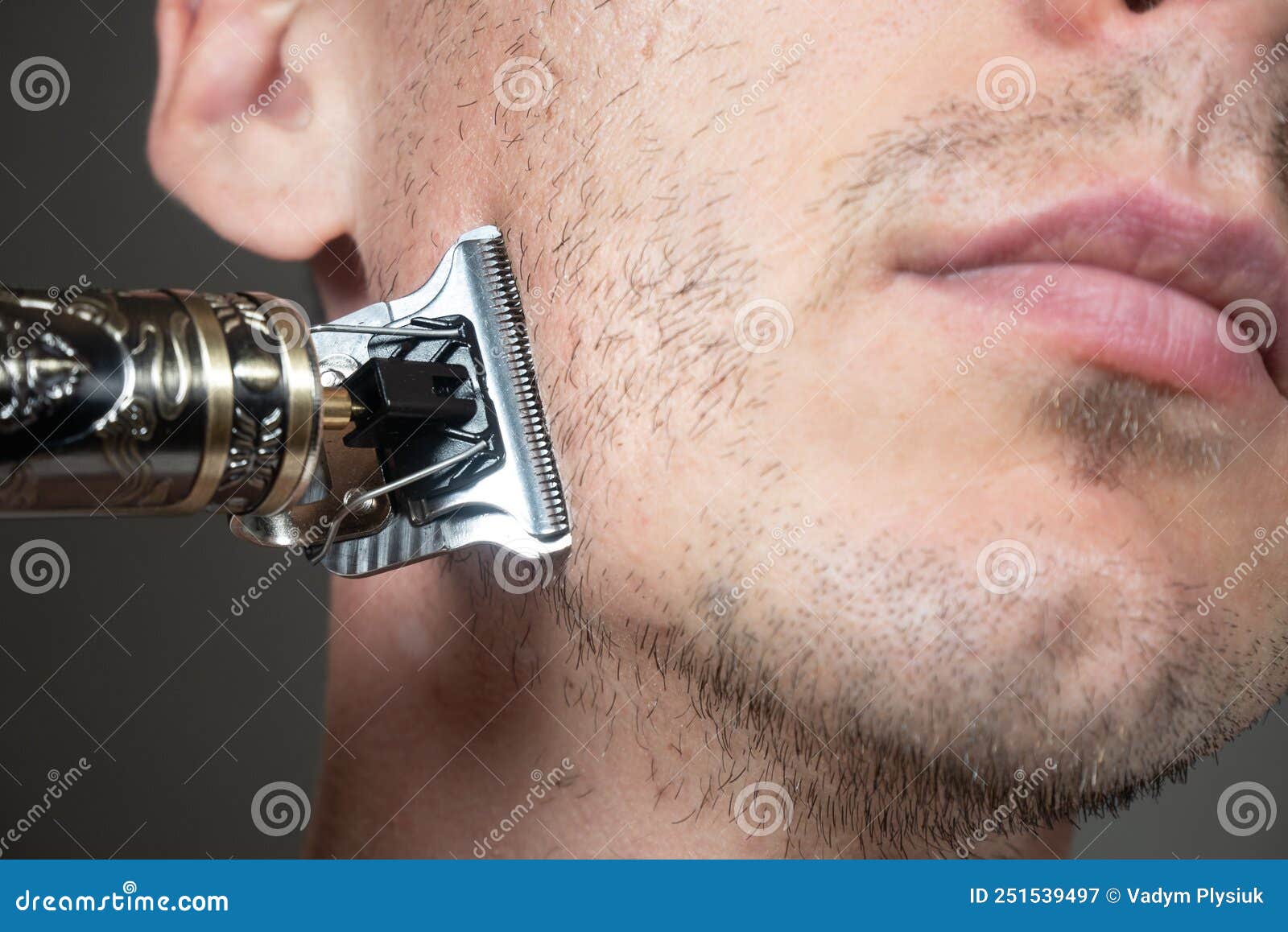 El Hombre Está Cortando Barba Por Afeitadora De Metal Eléctrico O Por  Afeitador Seco. Recortadora. Barba Corta En La Cara De Los H Imagen de  archivo - Imagen de peluquero, problemas: 251539497