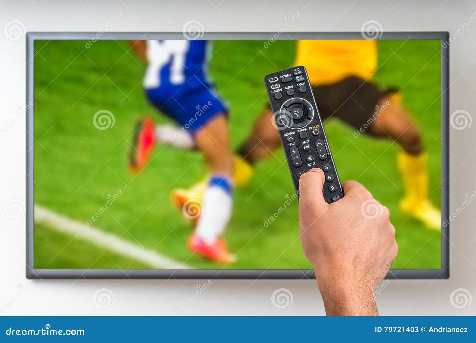 El Hombre Está Mirando El De Fútbol En La TV Imagen de archivo - Imagen de interruptor, canal: 79721403