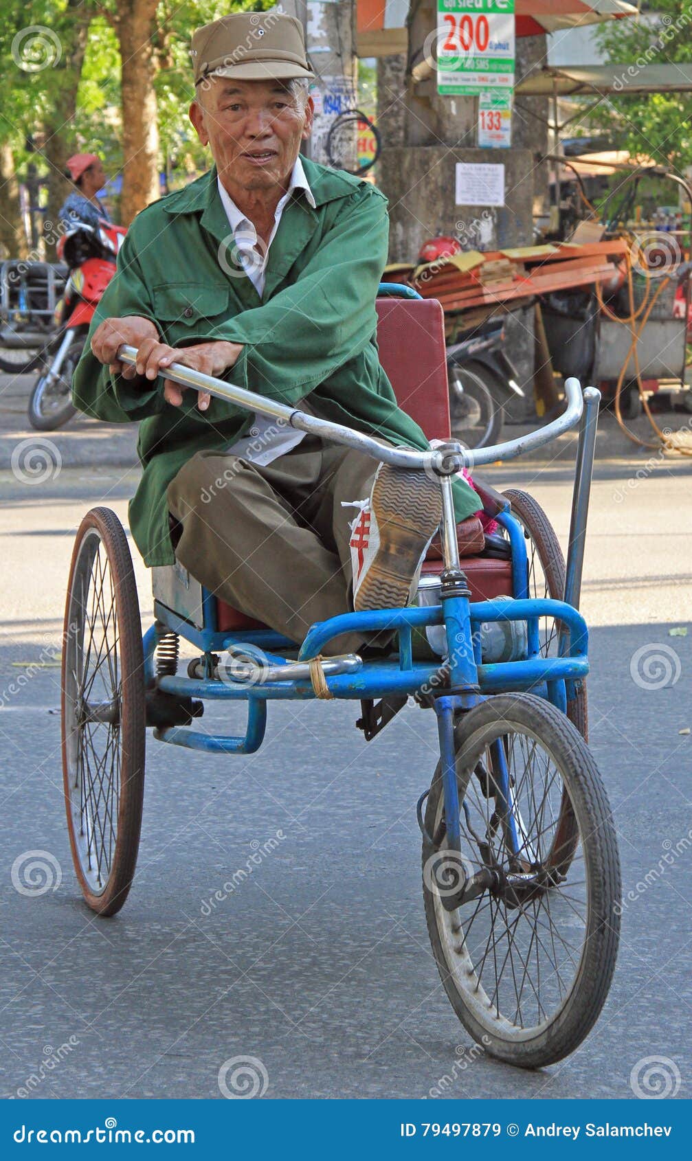 El Hombre Está Montando Un Triciclo Al Libre En Vihn, Vietnam Imagen archivo - Imagen de controlador, gasto: 79497879