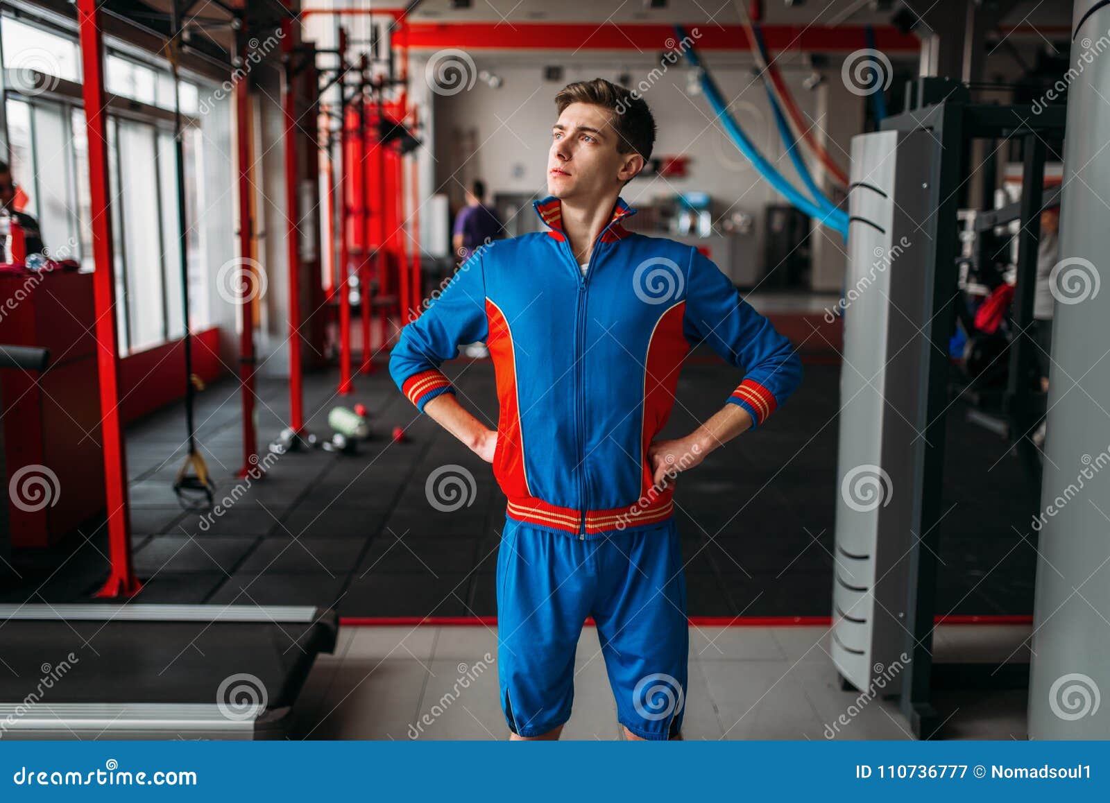 El Hombre Flaco En Ropa De Deportes Muestra Sus Músculos, Gimnasio Imagen  de archivo - Imagen de fino, divertido: 110736777