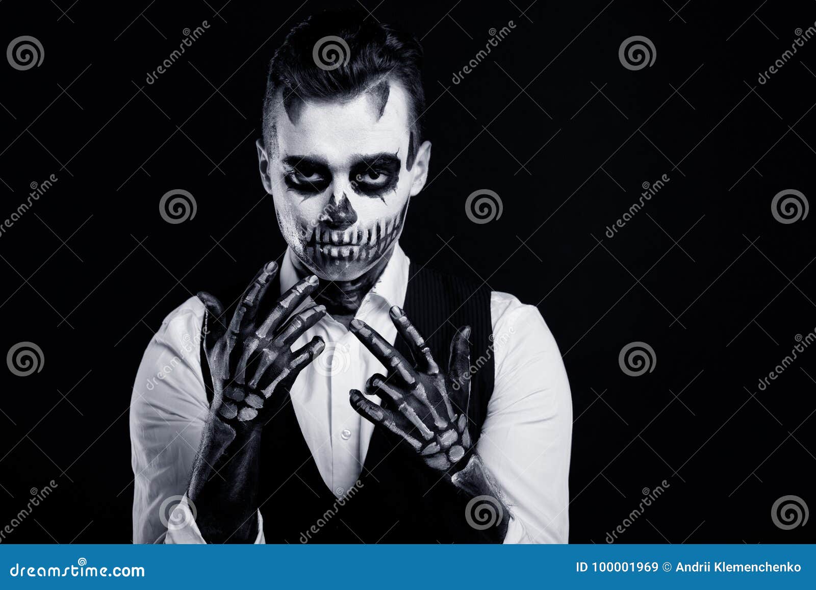 El Hombre Hermoso Con Creativo Compensa El Partido De Halloween Imagen de  archivo - Imagen de pista, muerte: 100001969