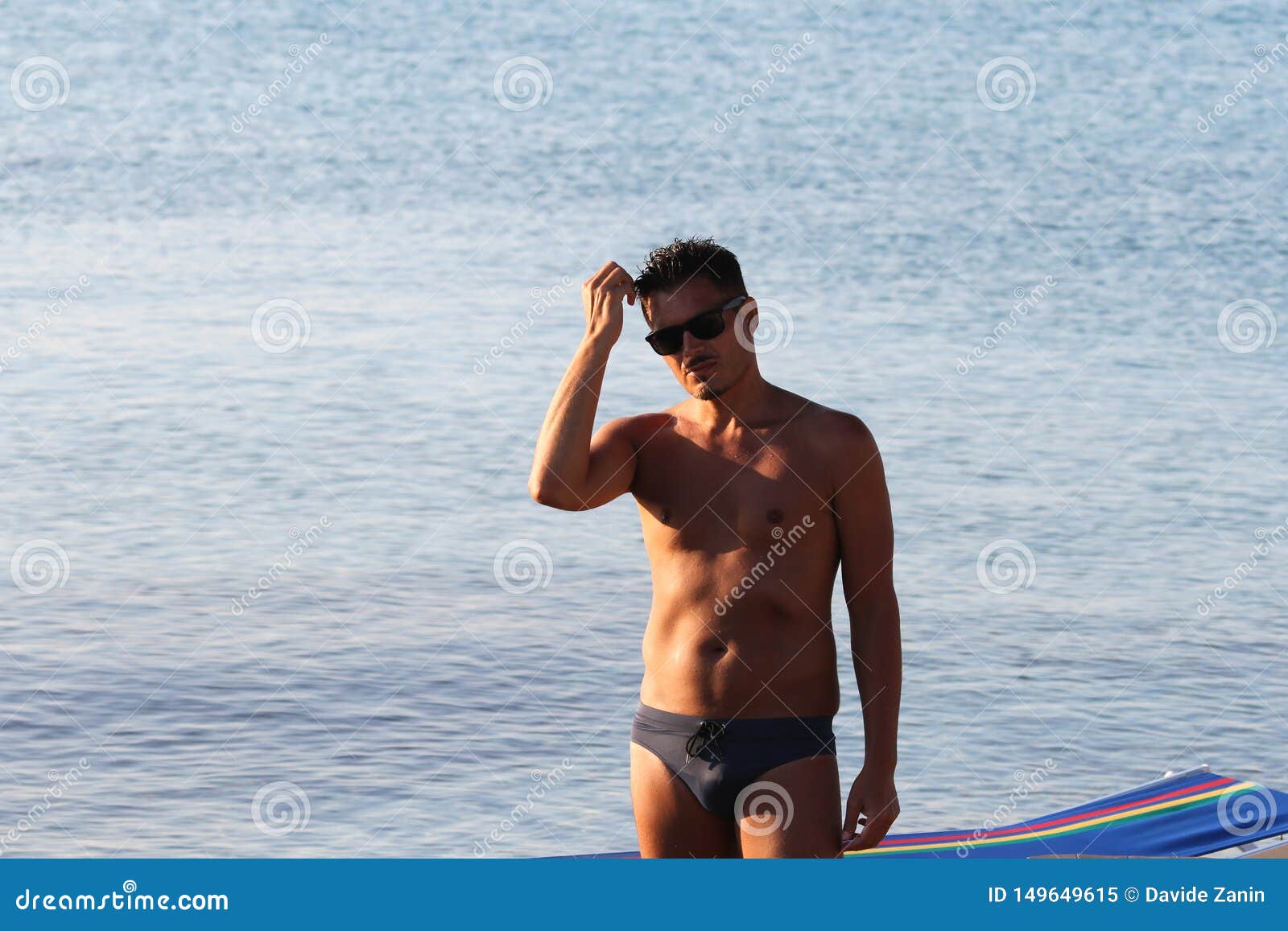 hombres en traje de baño en la playa