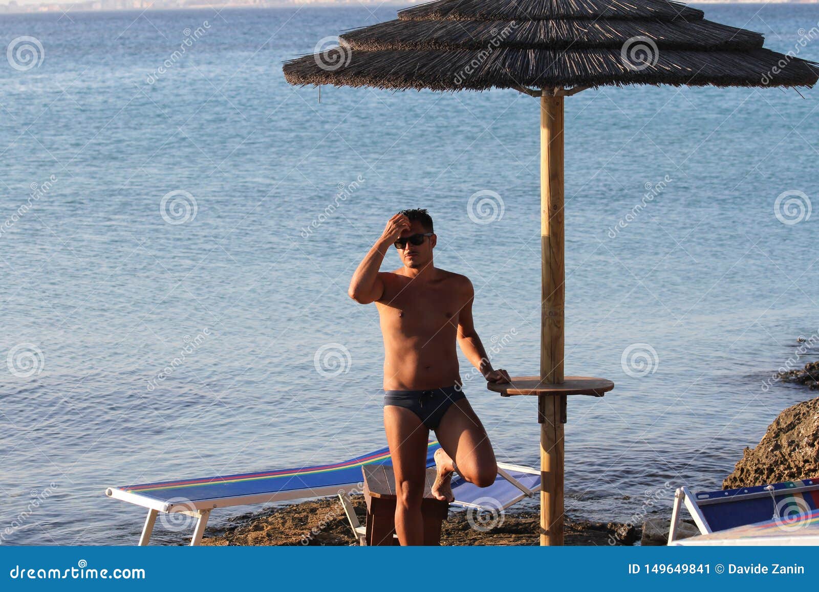 hombres en traje de baño en la playa
