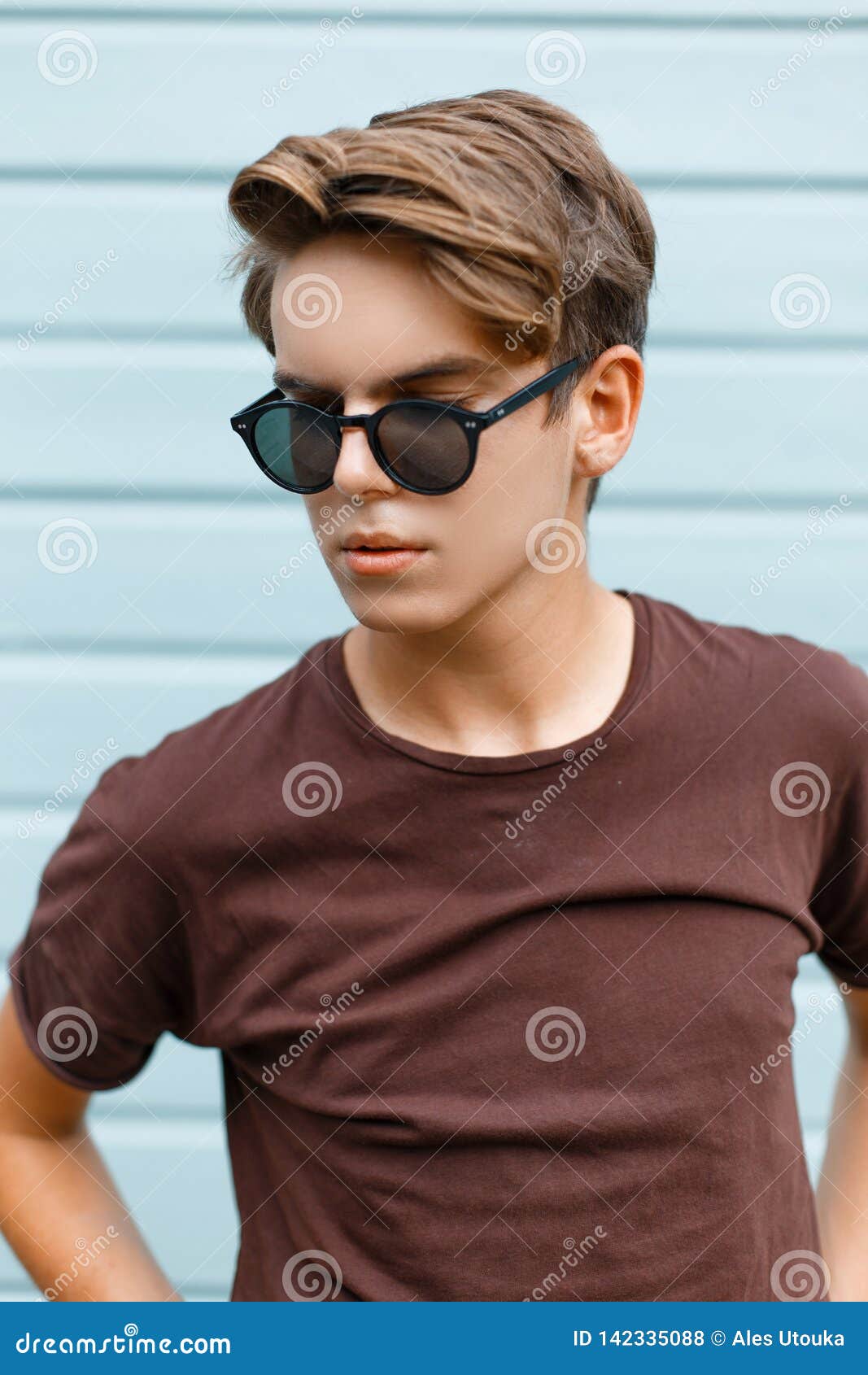 Un Hombre Hermoso De Pelo Oscuro Con Gafas De Sol Y Chaqueta De