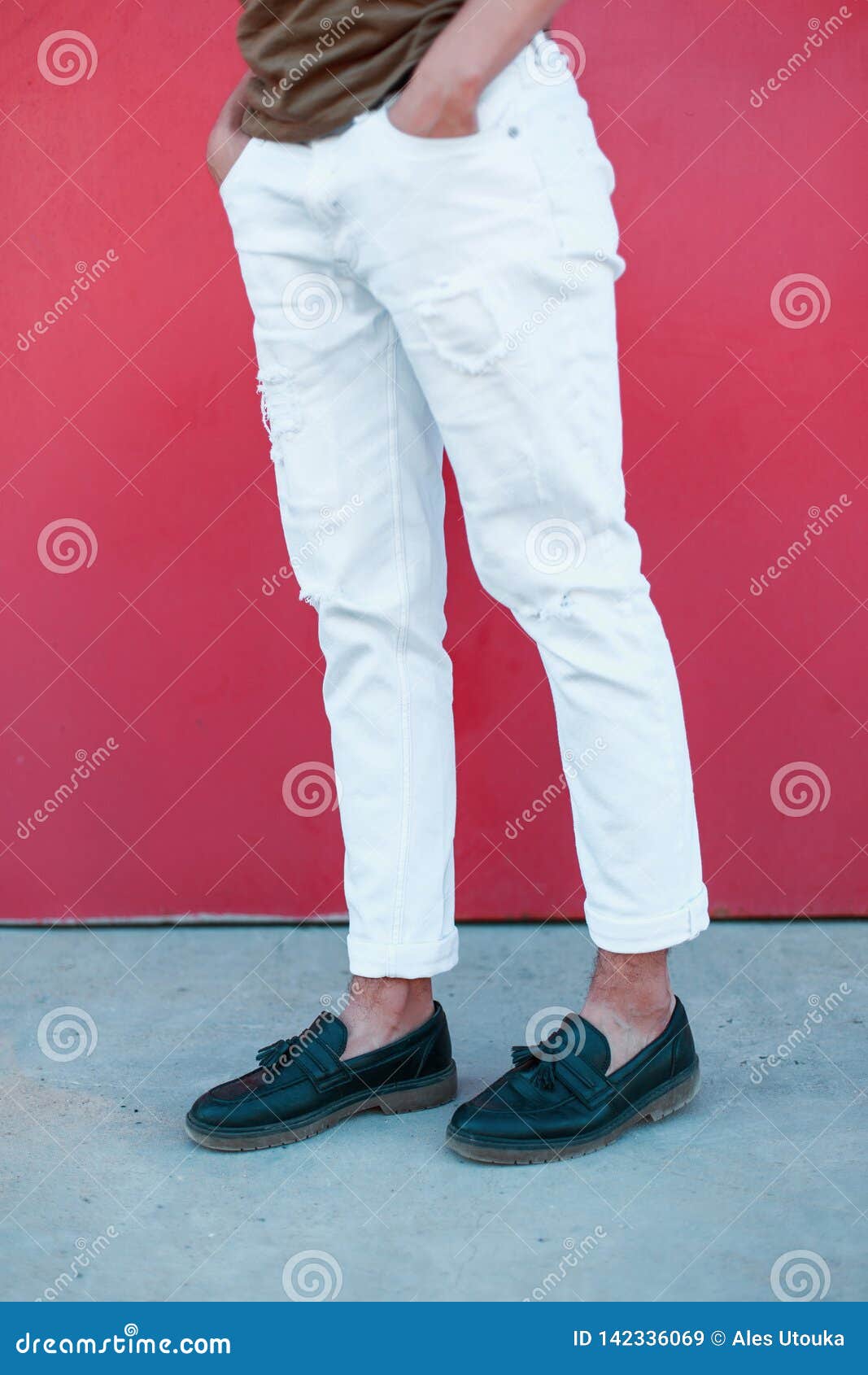 El Hombre Joven Elegante Se Coloca Cerca De Una Rosada Brillante Del Vintage Metálico Zapatos Negros De Cuero Y Pantalones Imagen de archivo - Imagen de belleza, atractivo: