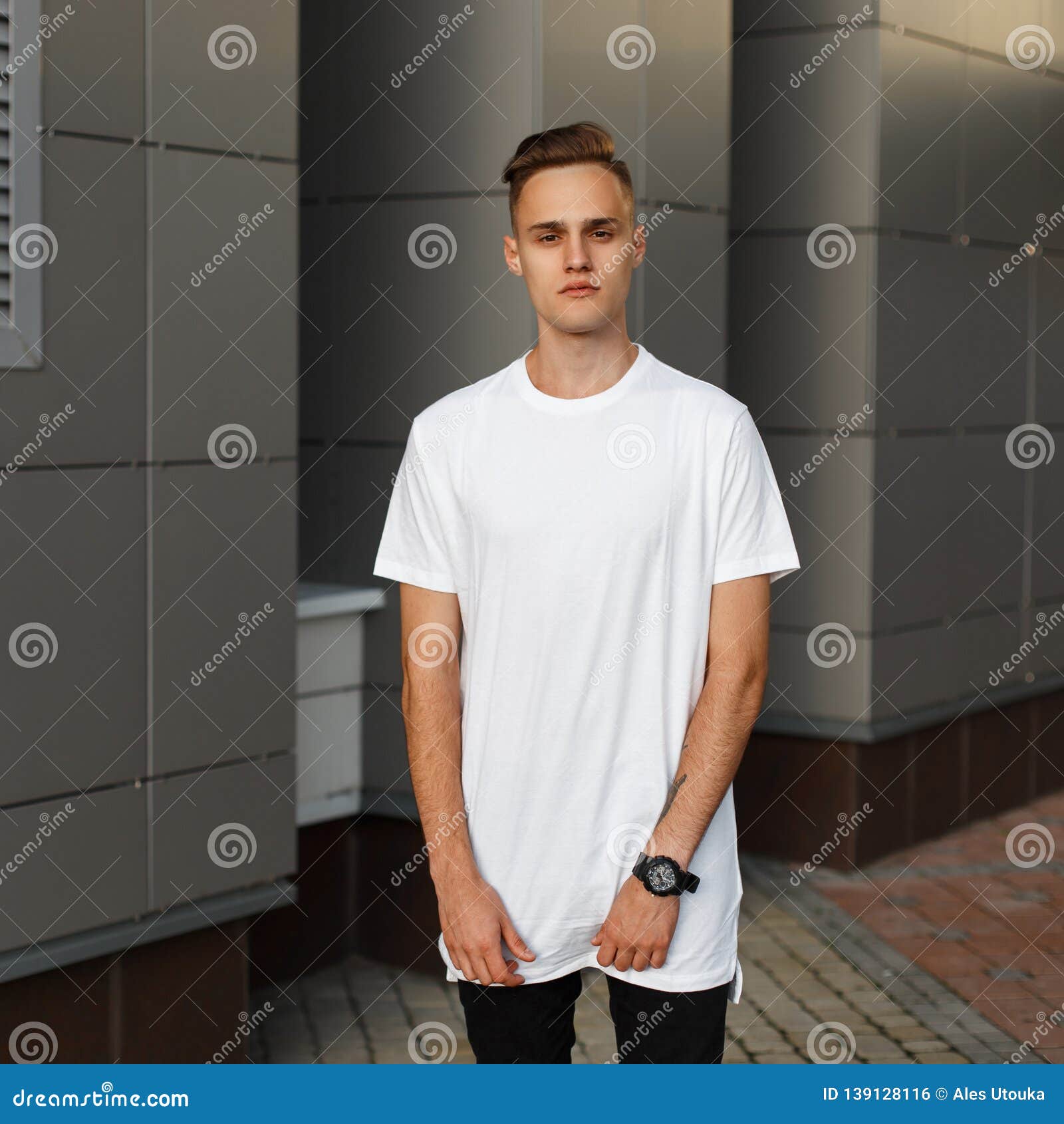 Hombre Joven Con Camisa Blanca Y Pantalón Rojo Aislado En Blanco Fotos,  retratos, imágenes y fotografía de archivo libres de derecho. Image 44771803
