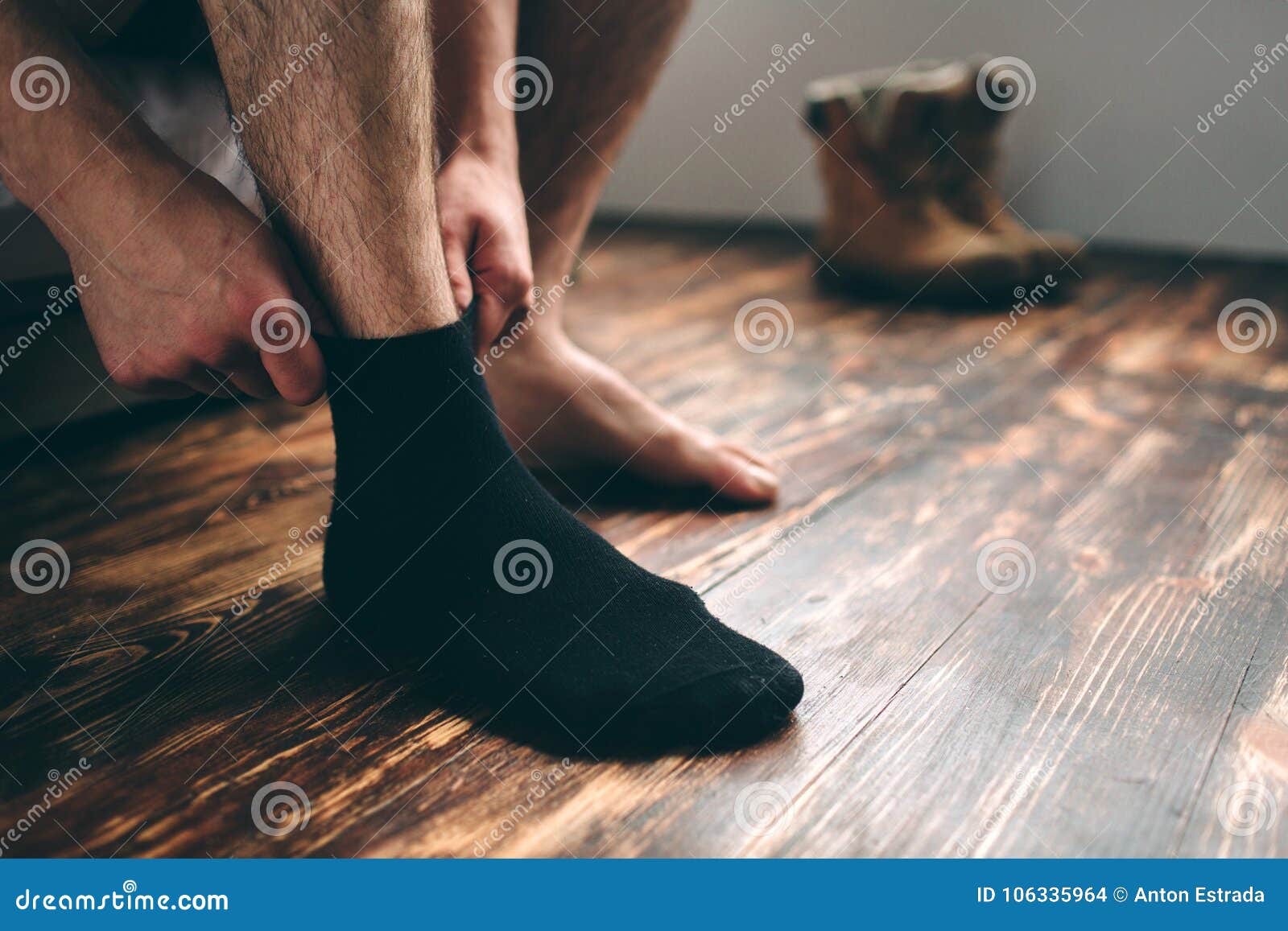 El Hombre Lleva Calcetines Negros Estilo Del ` S De Los Hombres Foto de  archivo - Imagen de pierna, negro: 106335964