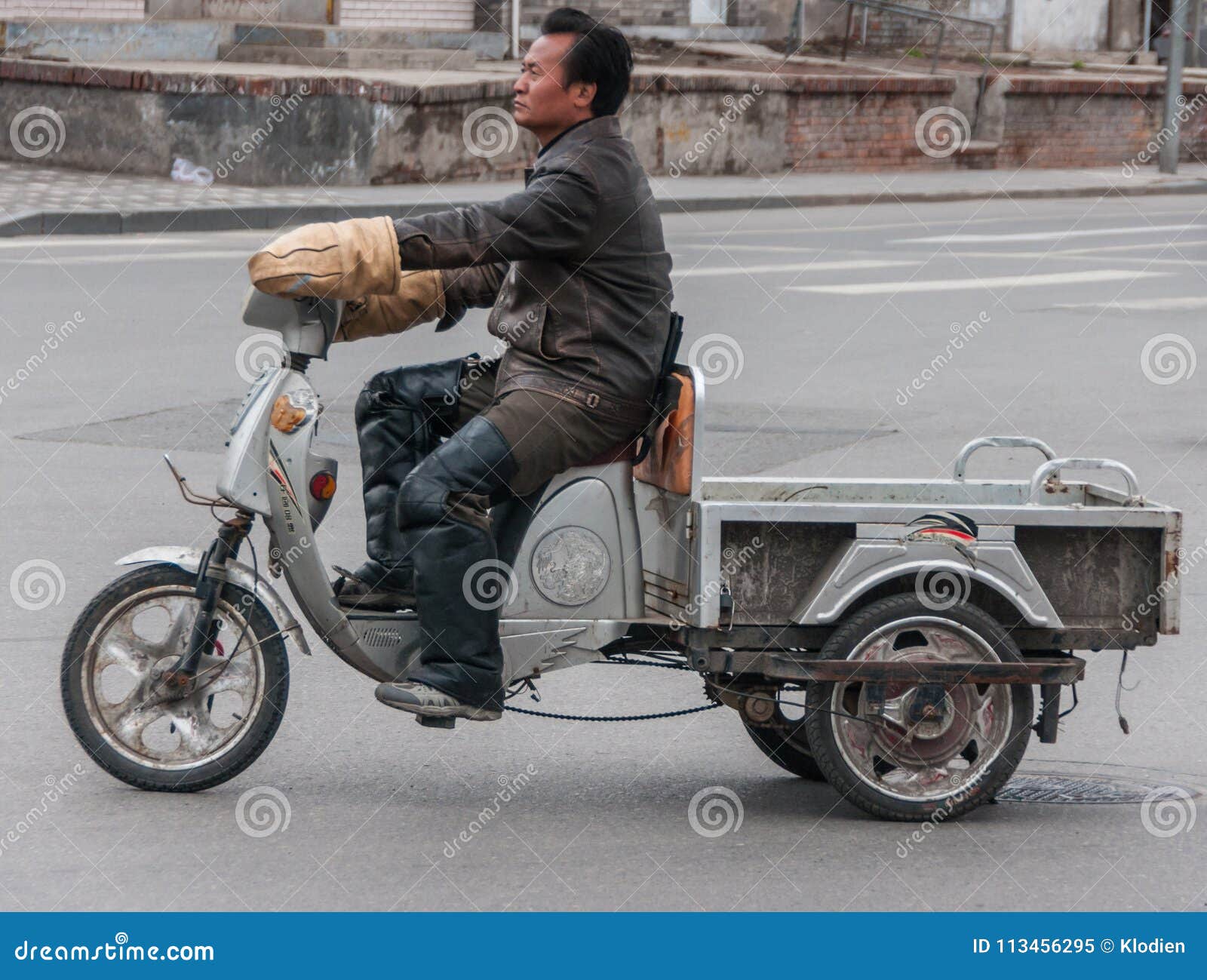 El Hombre Monta En El Triciclo De La Carga En La Calle, Pekín Imagen editorial - Imagen de mano, moto: 113456295