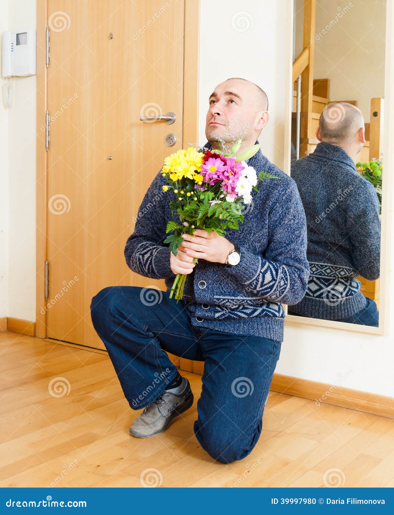 El Hombre Pide Perdón Con Las Flores Foto de archivo - Imagen de  resentimiento, flor: 39997980