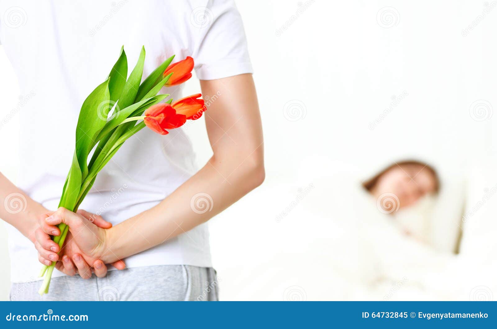 El Hombre Preparó Un Regalo De La Sorpresa De Las Flores