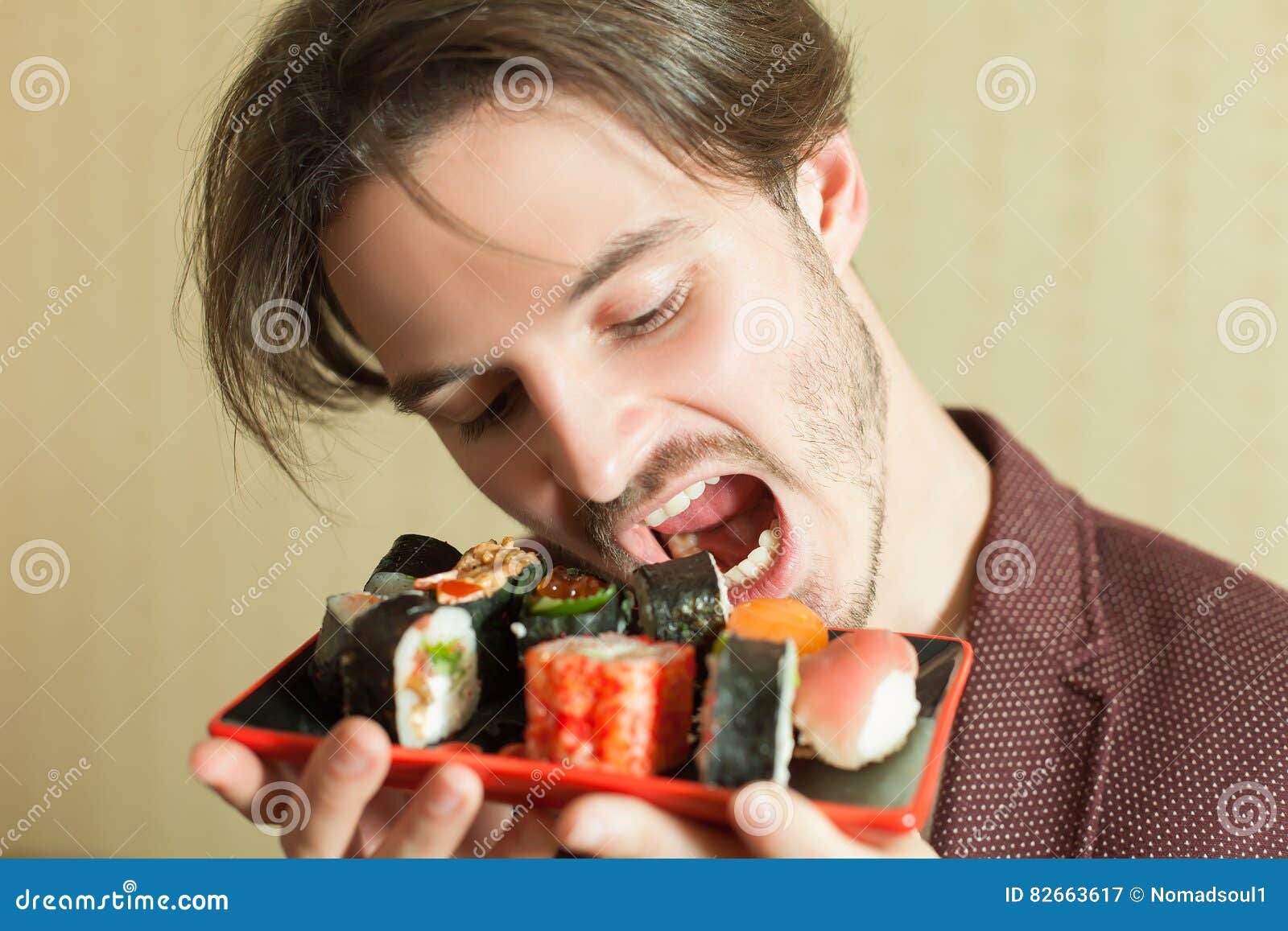 Муж ест руками. Человек, поедающий роллы. Люди едят суши. Парень ест суши. Мужчина ест роллы.