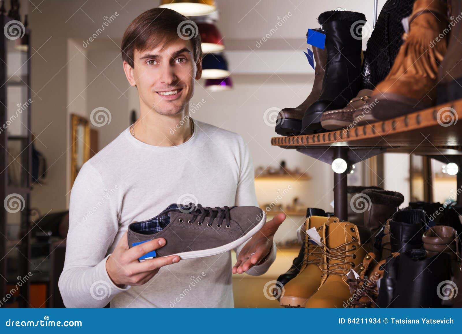 El Hombre Quiere Comprar Los Foto de - Imagen de zapato, elegir: 84211934