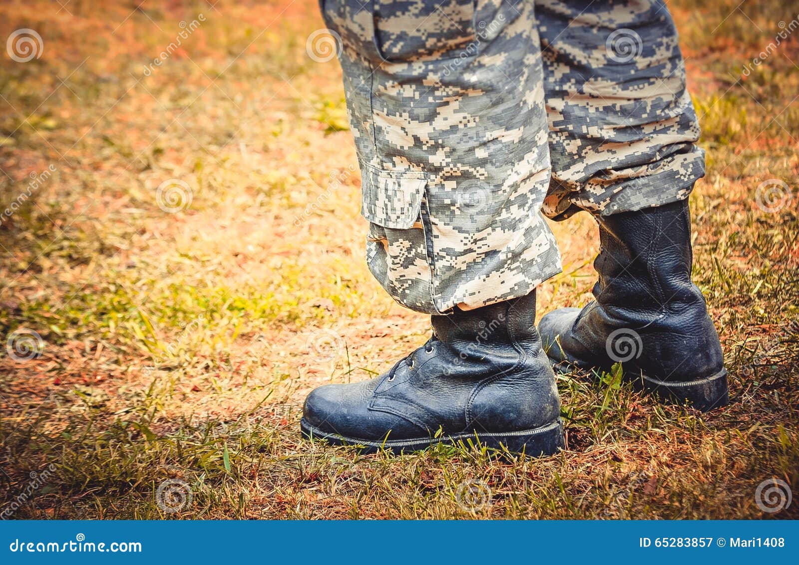 El Hombre Se Coloca En Botas Y Pantalones Militares Imagen de
