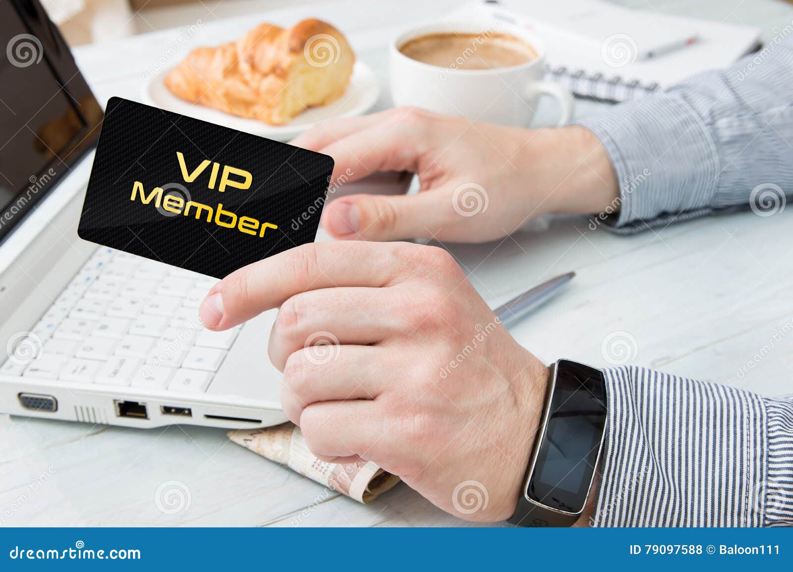 El hombre utiliza la tarjeta del miembro del VIP en Internet