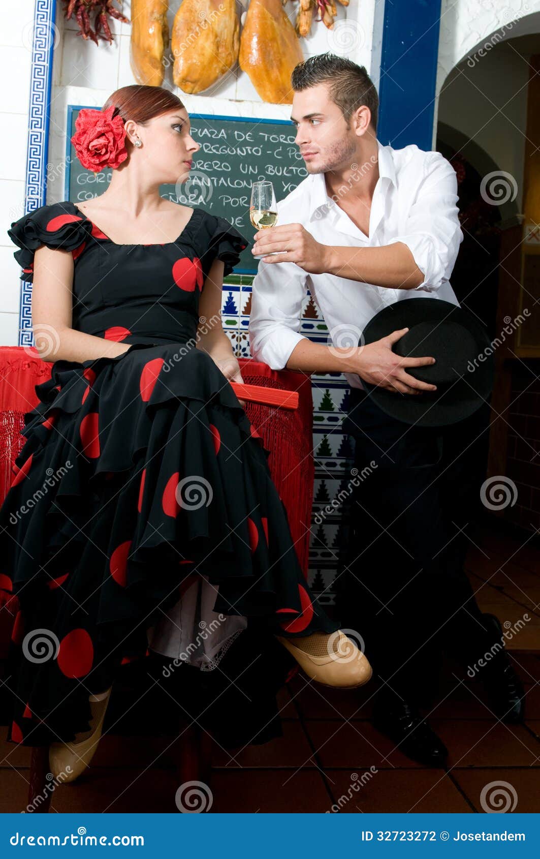 El Hombre Y La Mujer En Vestidos Tradicionales Flamenco Bailan Durante Feria De Abril En April de archivo - Imagen de arte, 32723272