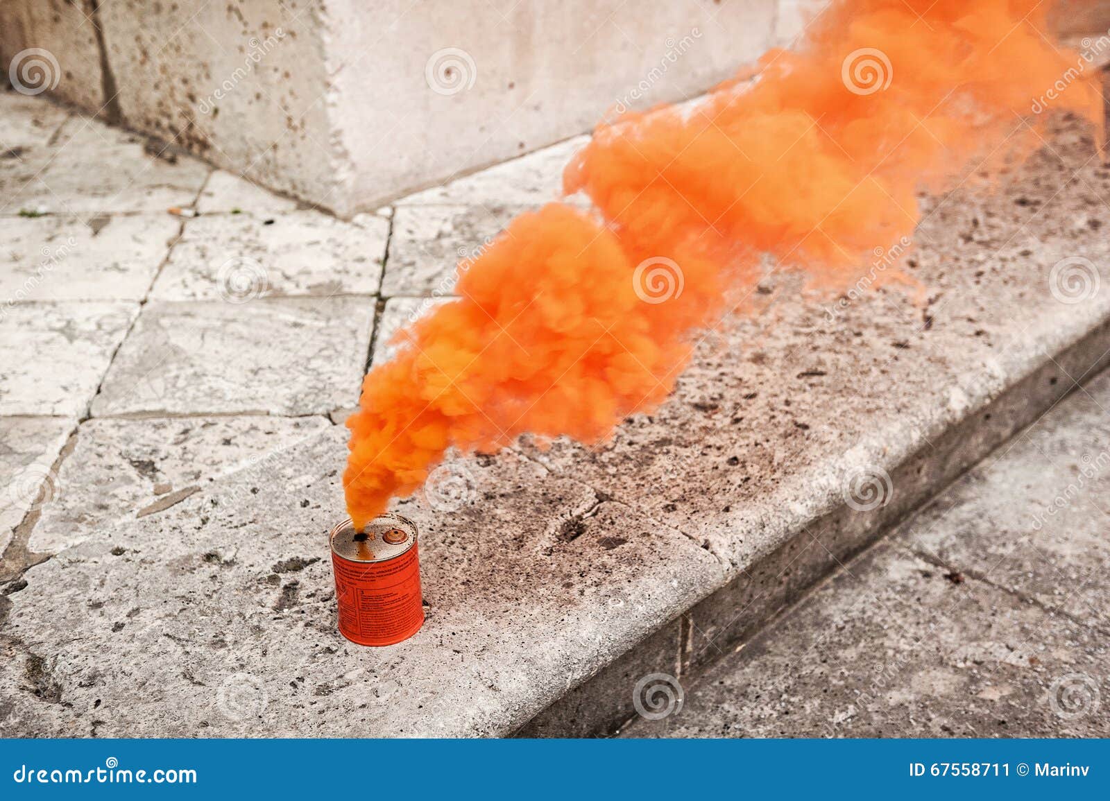 El humo anaranjado puede en pedregoso moler