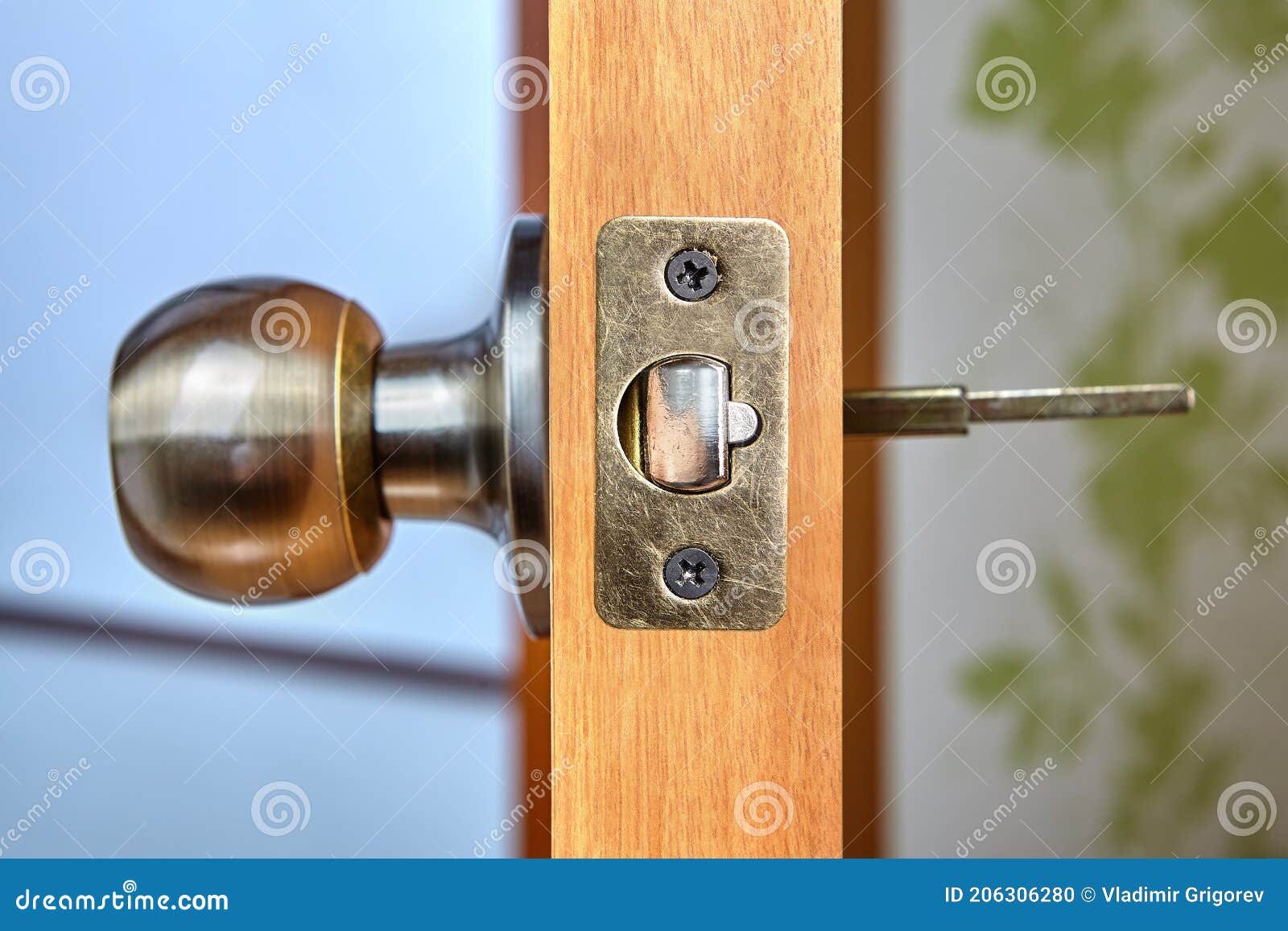 El Husillo Del Mecanismo Del Pomo De La Puerta Se Ve Desde La Parte  Posterior De La Puerta Interior De Madera Cuando Se Instala La Foto de  archivo - Imagen de metal