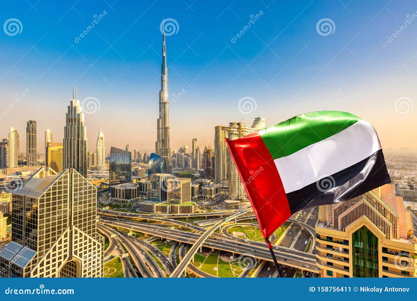 El Impresionante Paisaje Urbano De Dubai Con Los Modernos Rascacielos Y La Bandera De Los Eau Centro De Dubai En Un Dia Soleado Foto Editorial Imagen De Modernos Impresionante