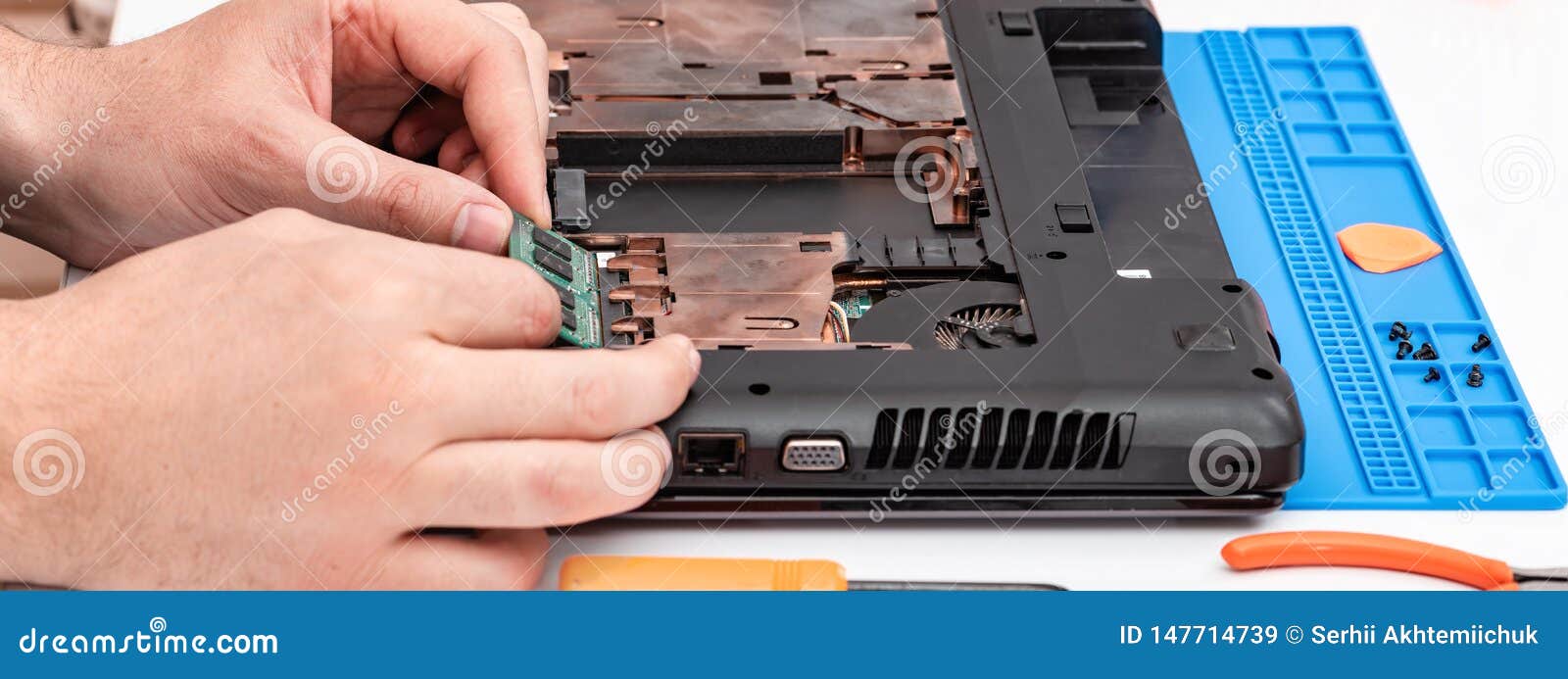 El Ingeniero Desmontar De RAM Desmontar Y Reparar Un Ordenador Imagen de archivo - Imagen de arreglo: 147714739
