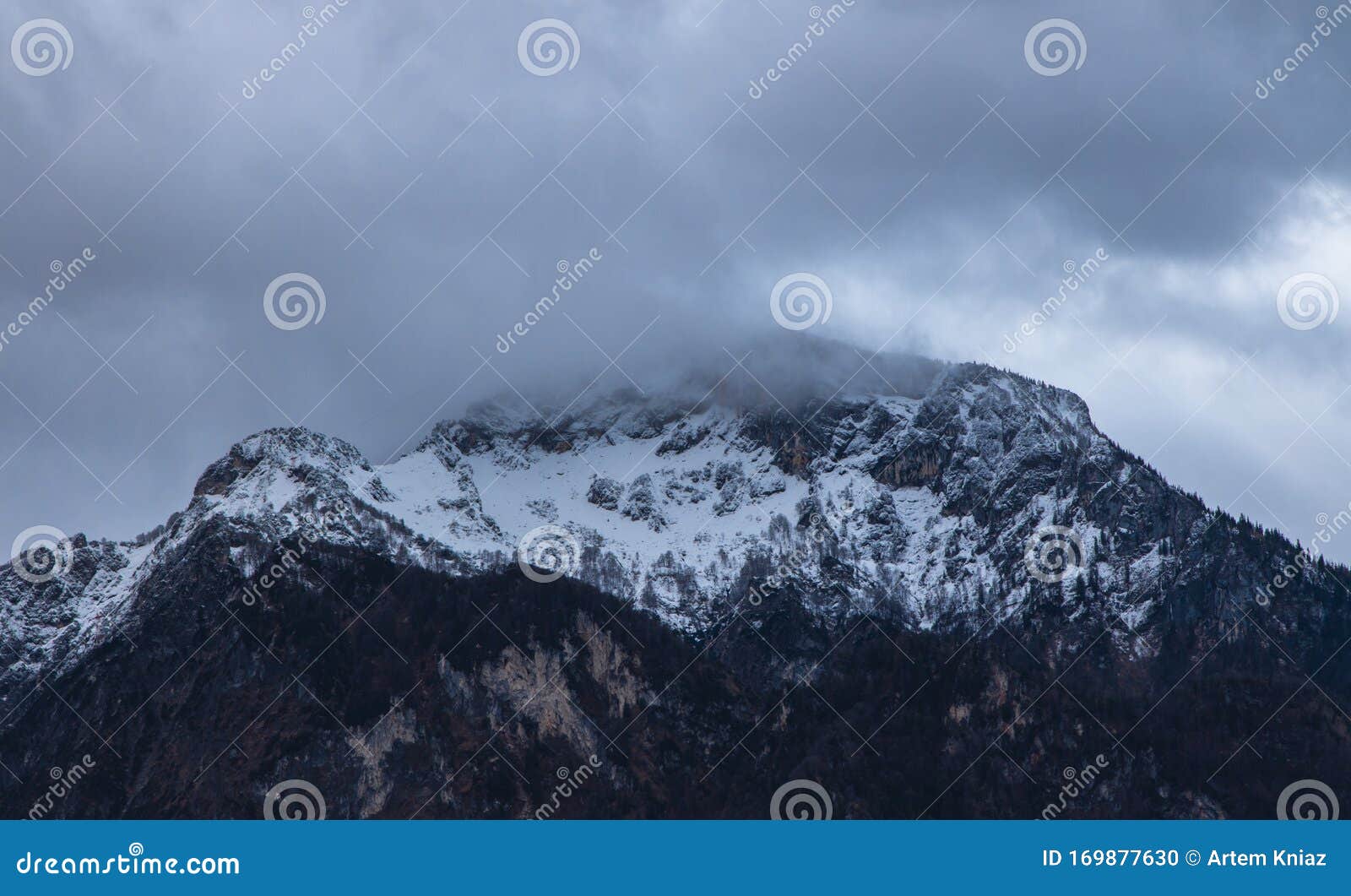 El Invierno Nevado En Solitario Montañoso Magnífico Y Pintoresco Paisaje Vista Nebulosa Foto de archivo - Imagen de fantasma, cubo: 169877630