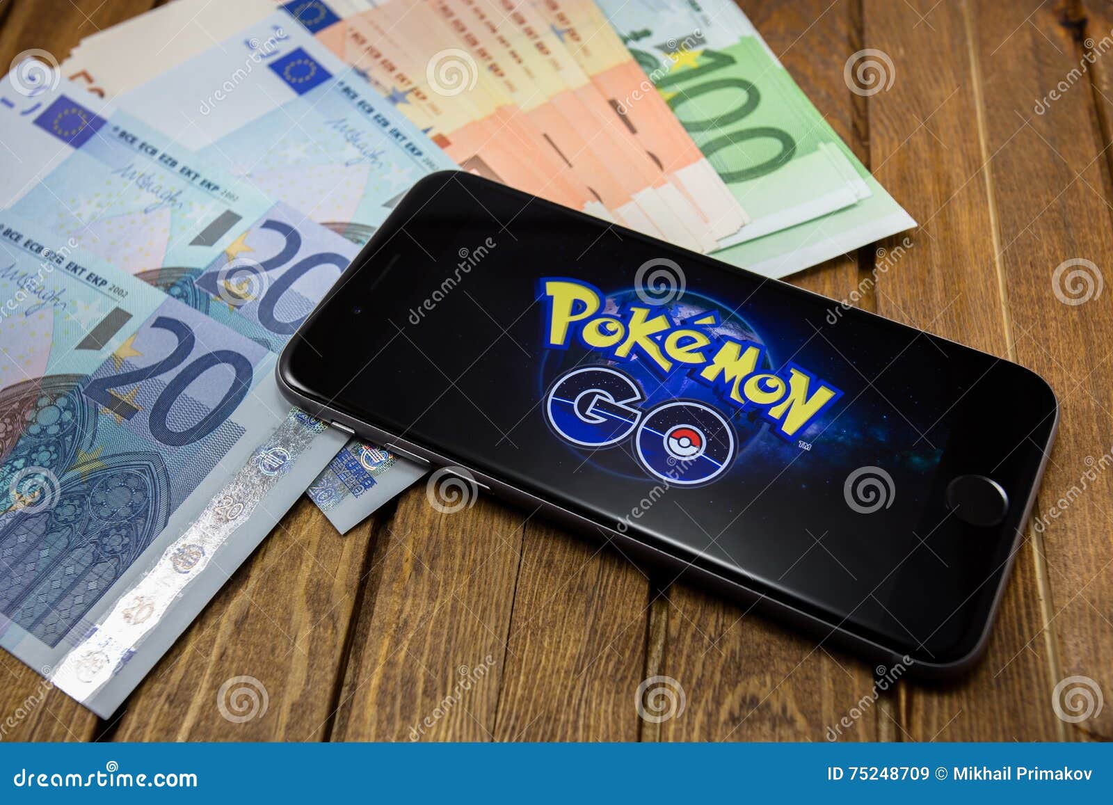 El iPhone 6s de Apple con Pokemon va en la pantalla, un juego móvil aumentado libre-a-juego de la realidad desarrollado por Niantic para el IOS y los dispositivos de Android Cheliábinsk, Rusia - 27 de julio de 2016