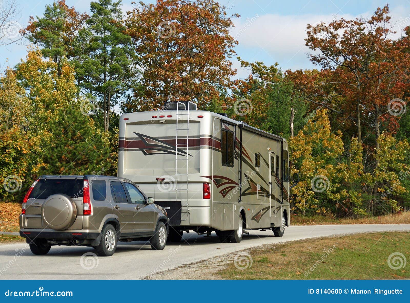 El ir en un viaje por carretera. Sur principal jubilado de los canadienses a escaparse a partir de invierno en su motorhome con un coche en remolque.