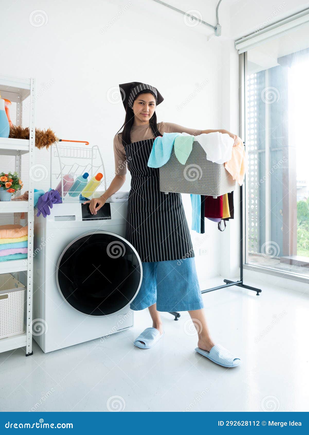 Joven Ama Casa Con Cesta Lavandería Pie Cerca Lavadora Casa